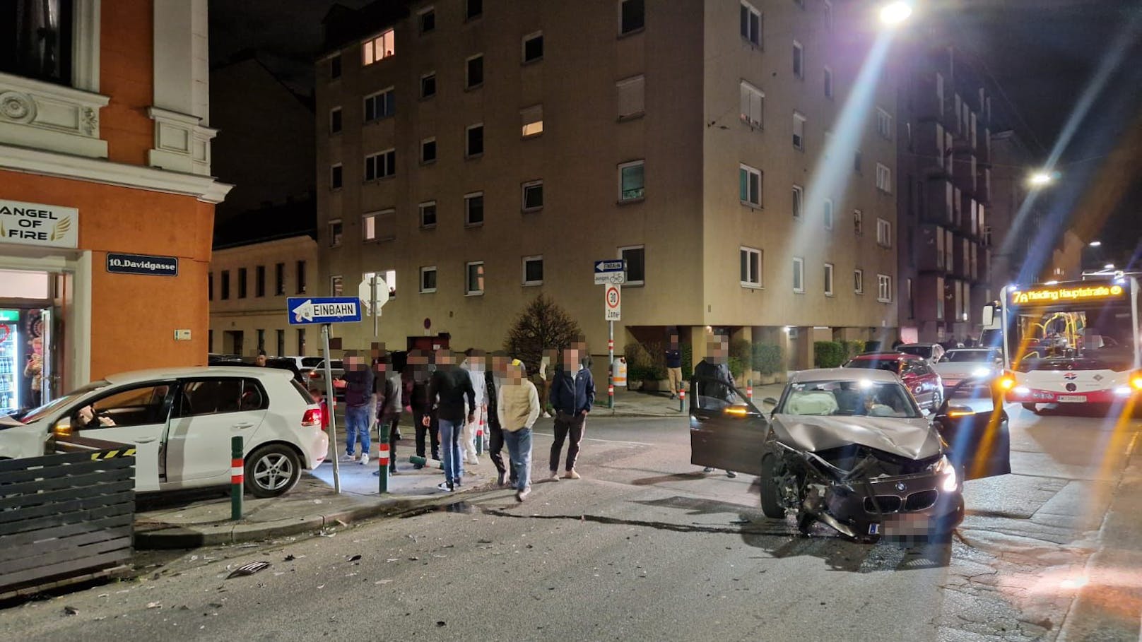 Auto rast nach Crash in Wien-Favoriten fast in Café
