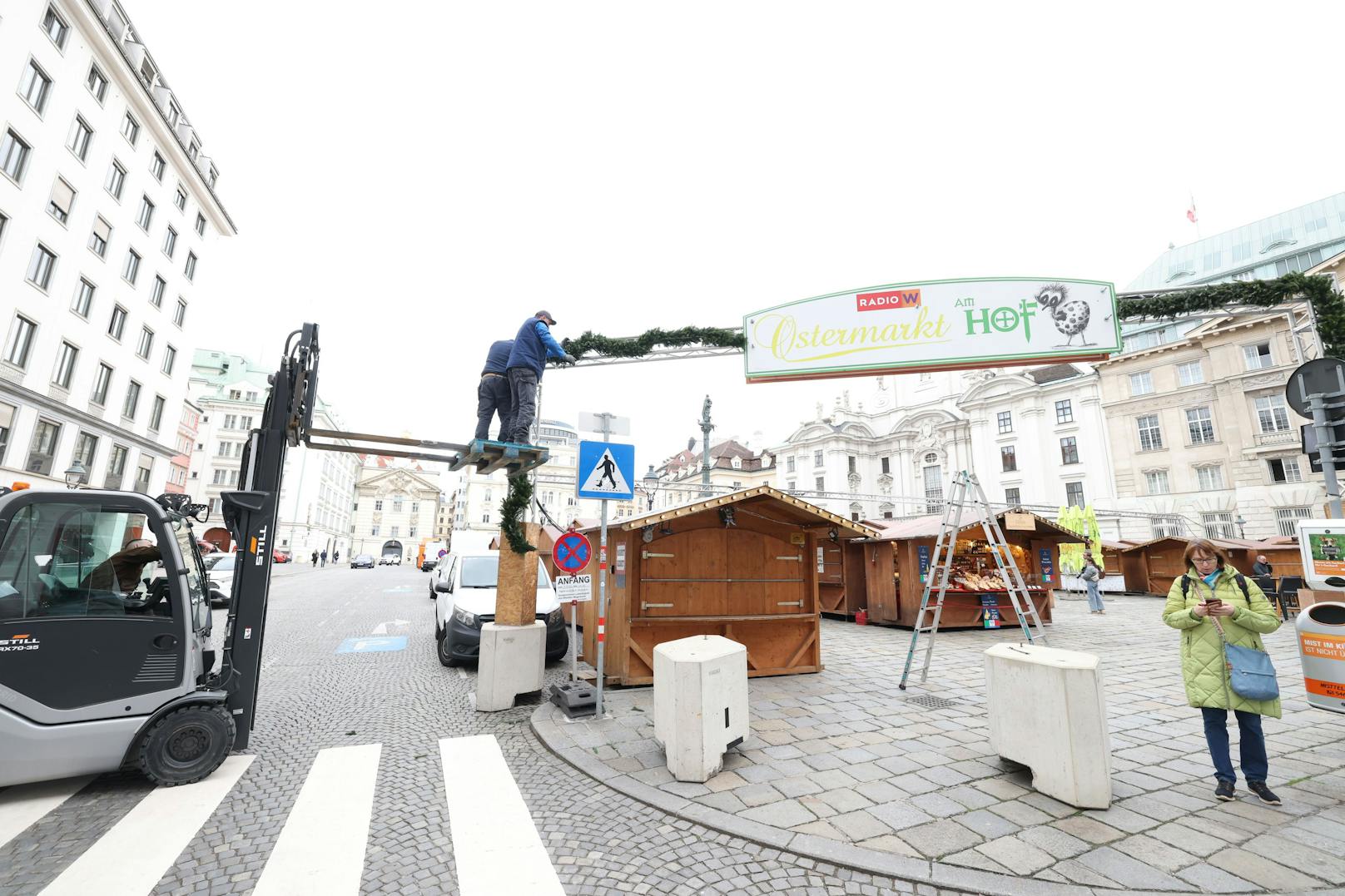 Am Hof wird bereits fleißig am Aufbau des Ostermarktes gearbeitet.