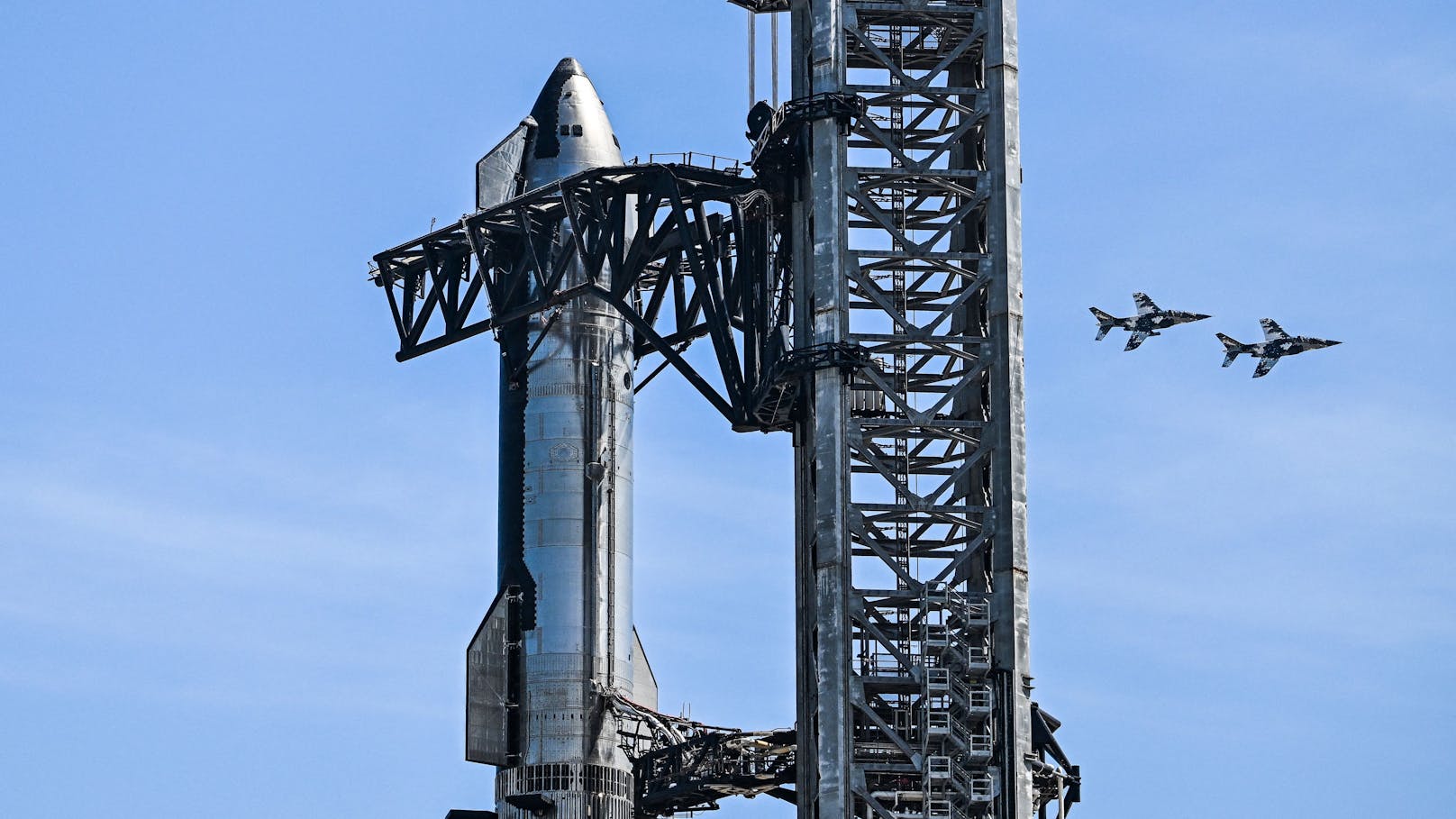Das unbemannte "Starship" hob vom Weltraumbahnhof des privaten Raumfahrtunternehmens SpaceX im US-Bundesstaat Texas ab.