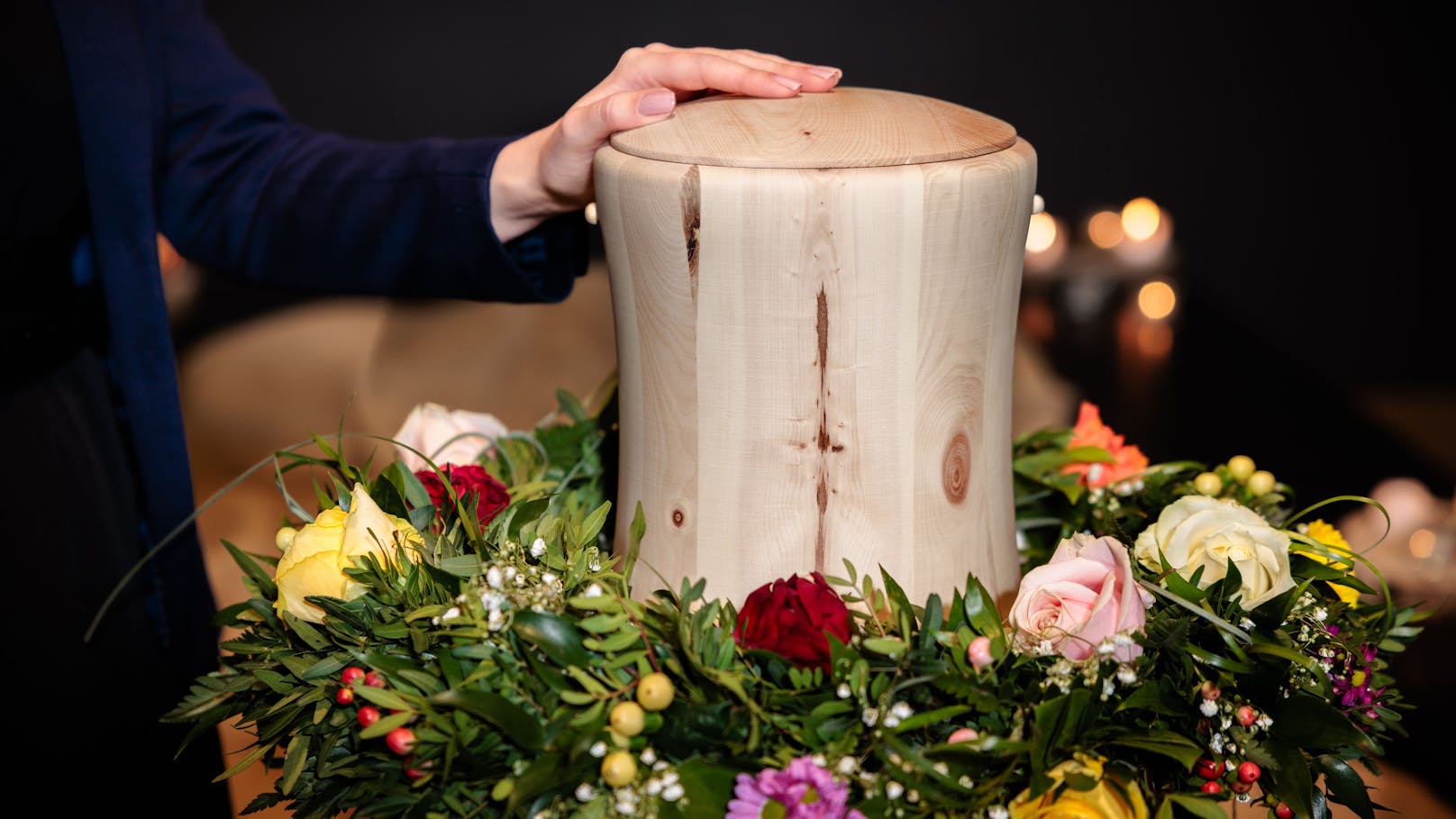 Auch die Bestattung in einer Zirbenholz-Urne ist möglich.