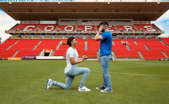 Josh Cavallo beim Heiratsantrag