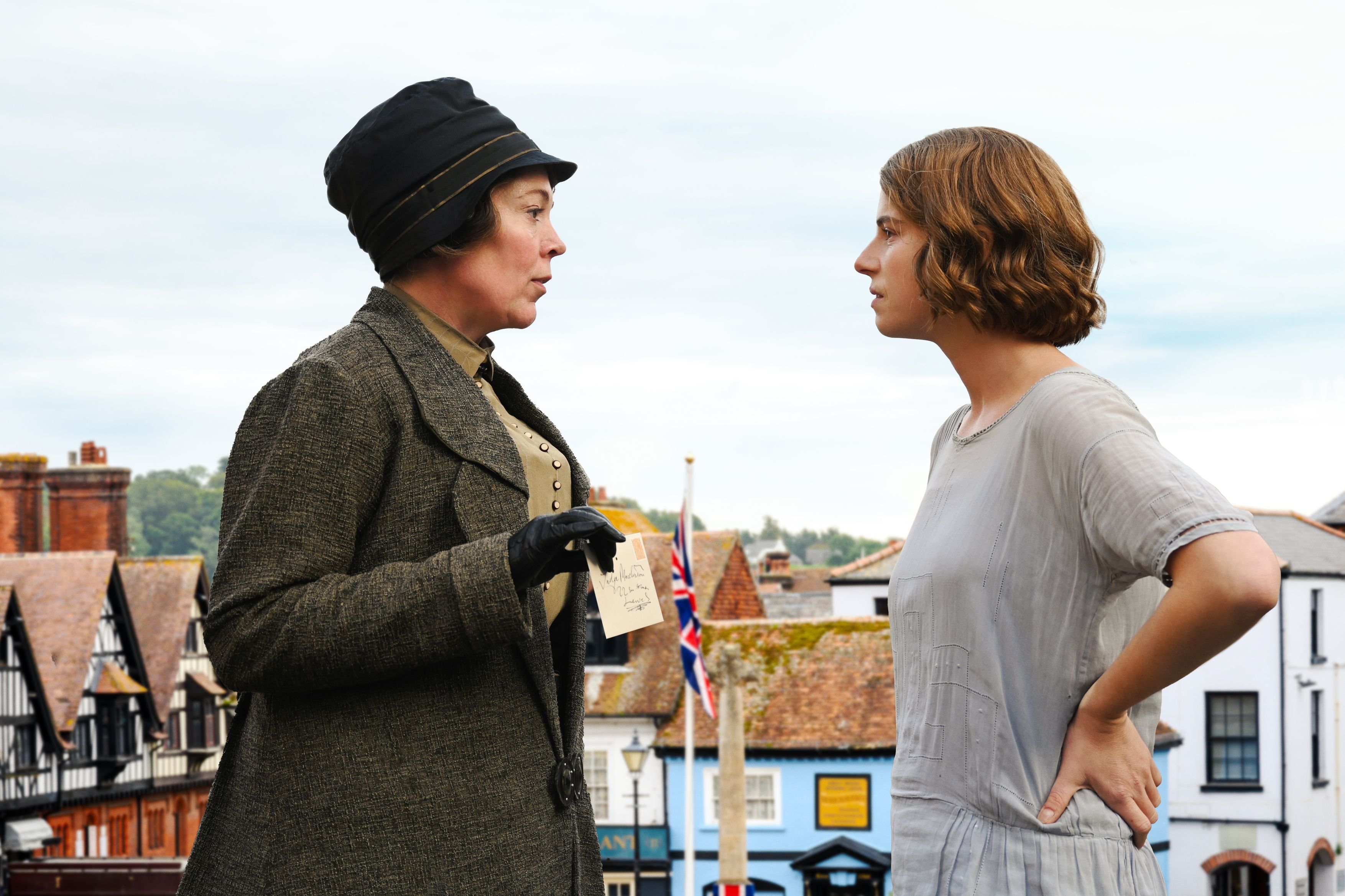 Edith Swan (Olivia Colman) und Rose Gooding (Jessie Buckley) in 