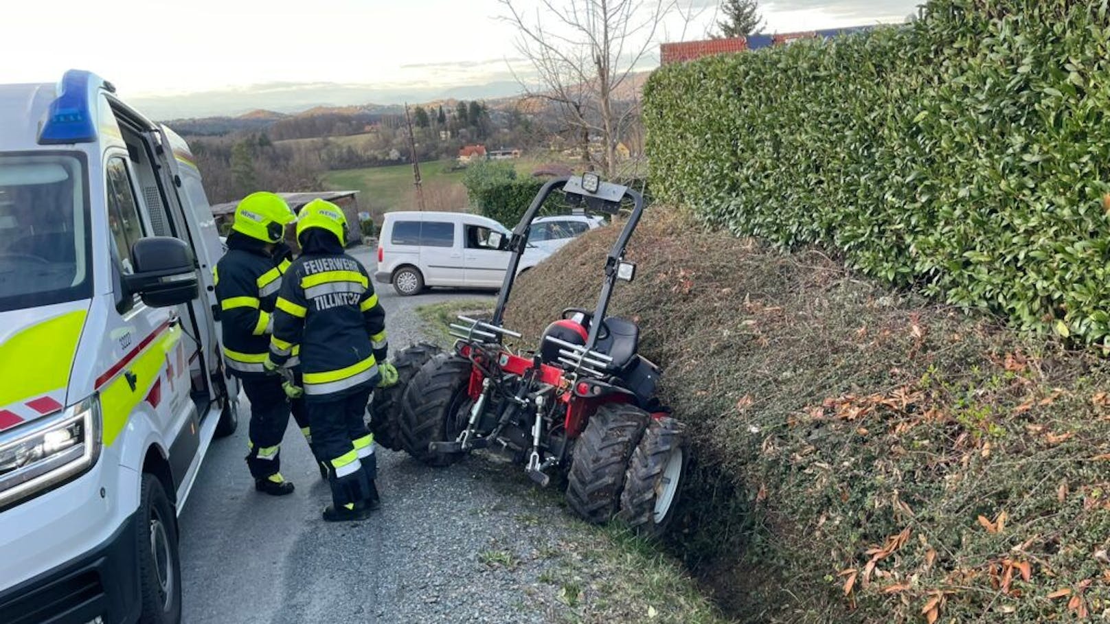 Aus unbekannter Ursache verlor ein Mann in Tillmitsch die Kontrolle über seinen Weingartentraktor und landete im Straßengraben. 