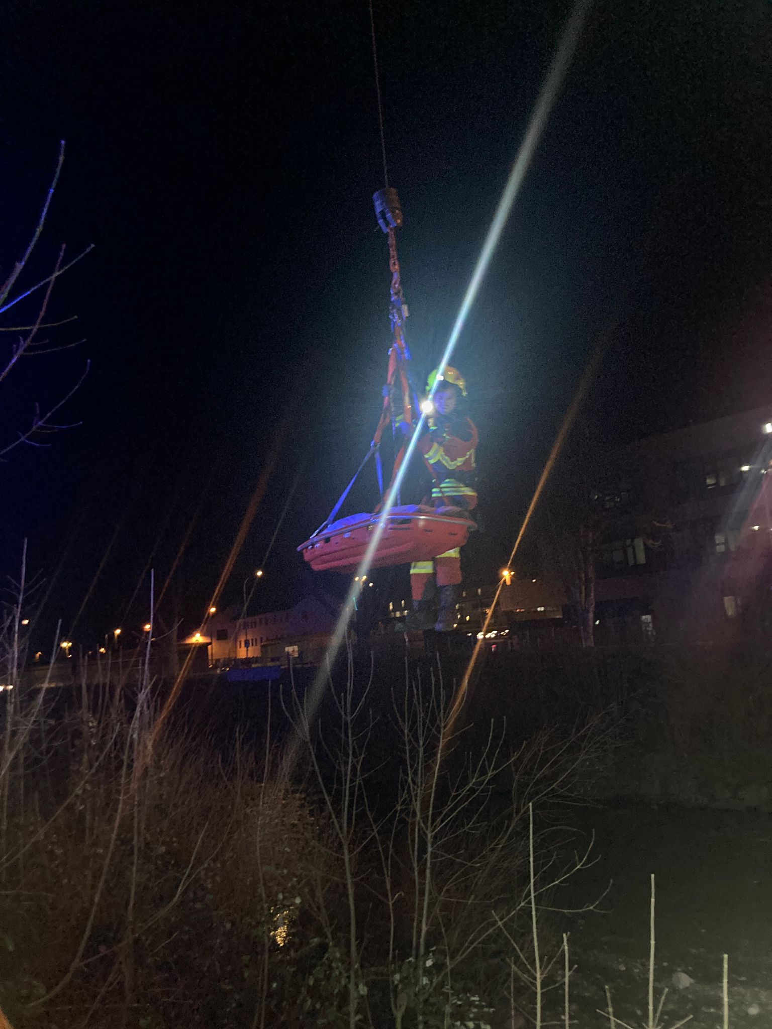 Offenbar alkoholisiert sprang eine 15-Jährige von einer acht Meter hohen Böschung. Die Feuerwehr musste die verletzte Teenagerin bergen.