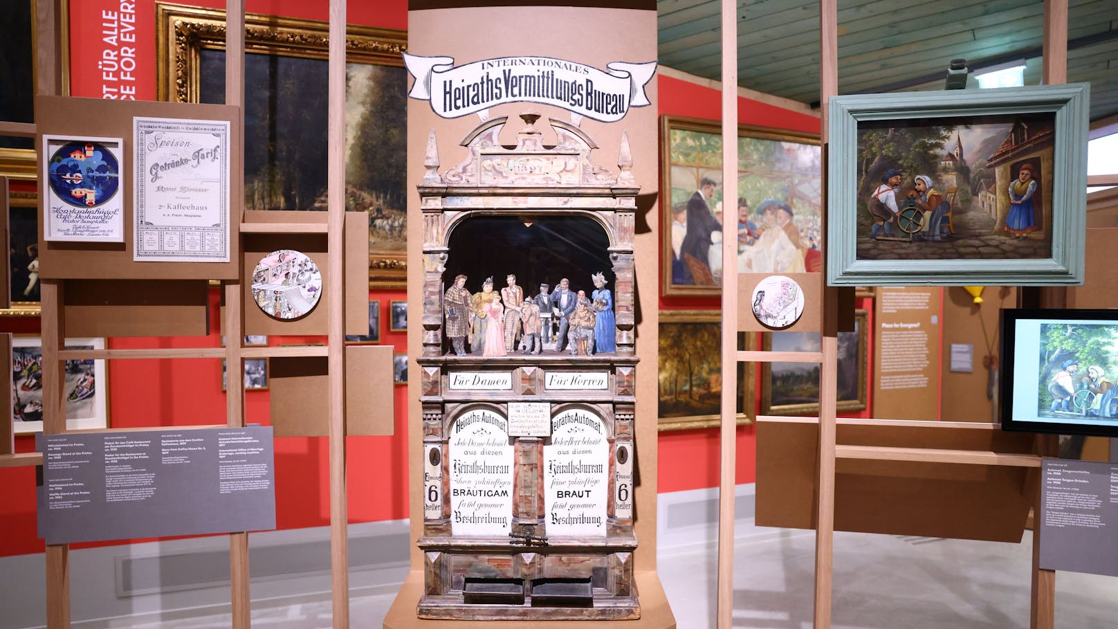 Zu den Ausstellungstücken gehört etwa ein Heiratsvermittlungsautomat aus der Zeit um 1900.