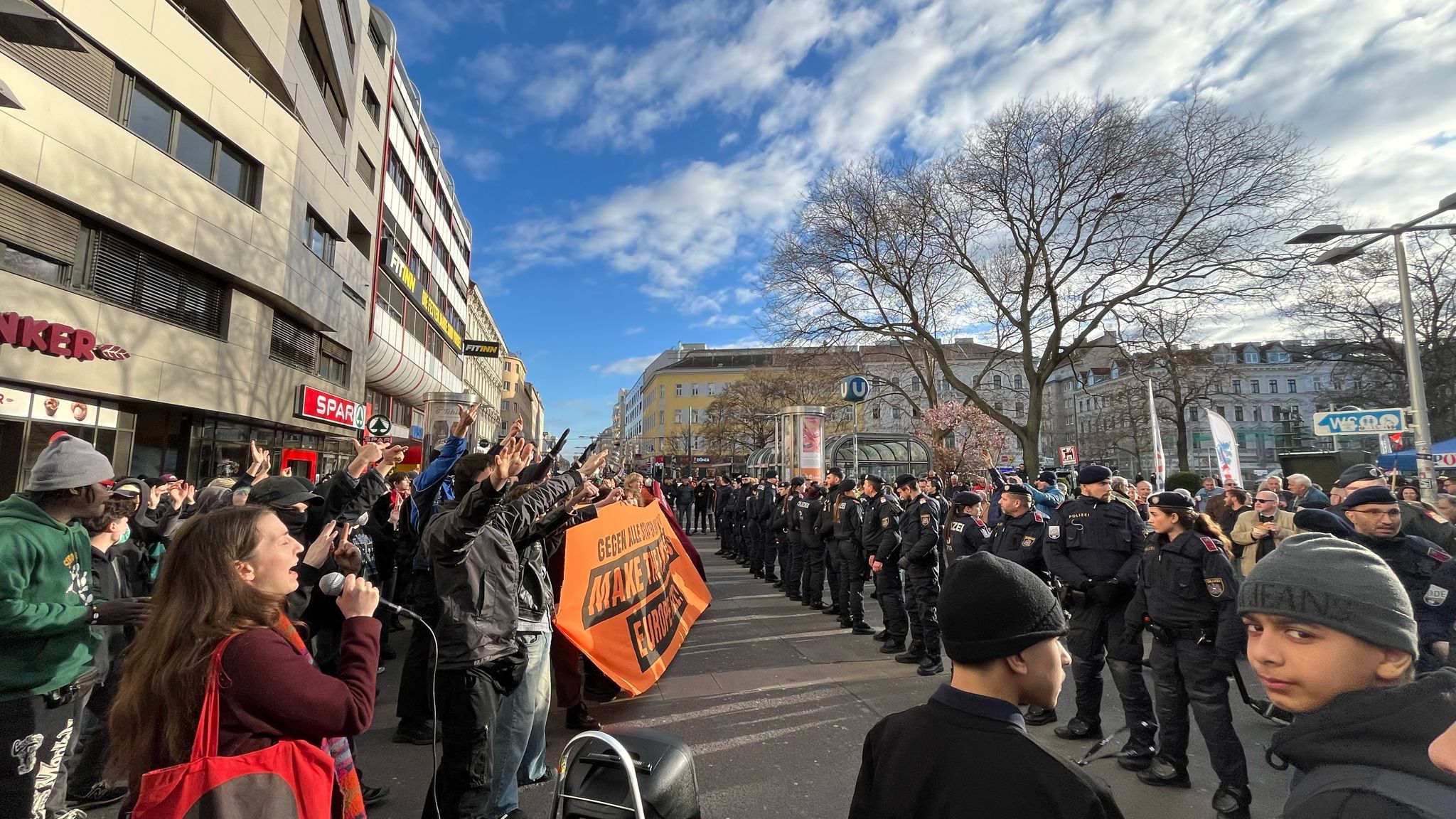 Die Polizei befand sich in Favoriten im Großaufgebot.