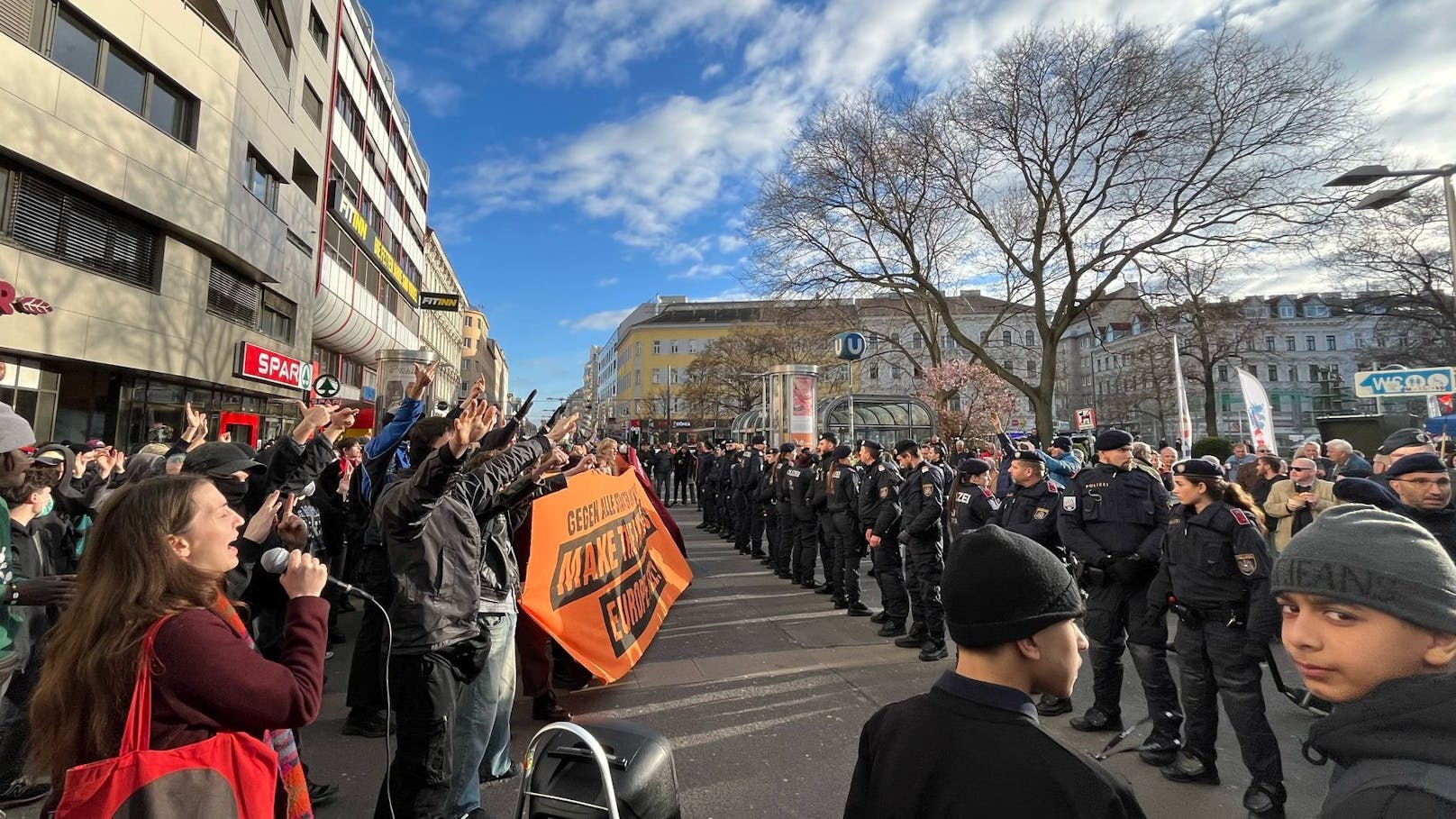 FPÖ-Demo in Wien – Angriff auf TV-Team, Störaktion