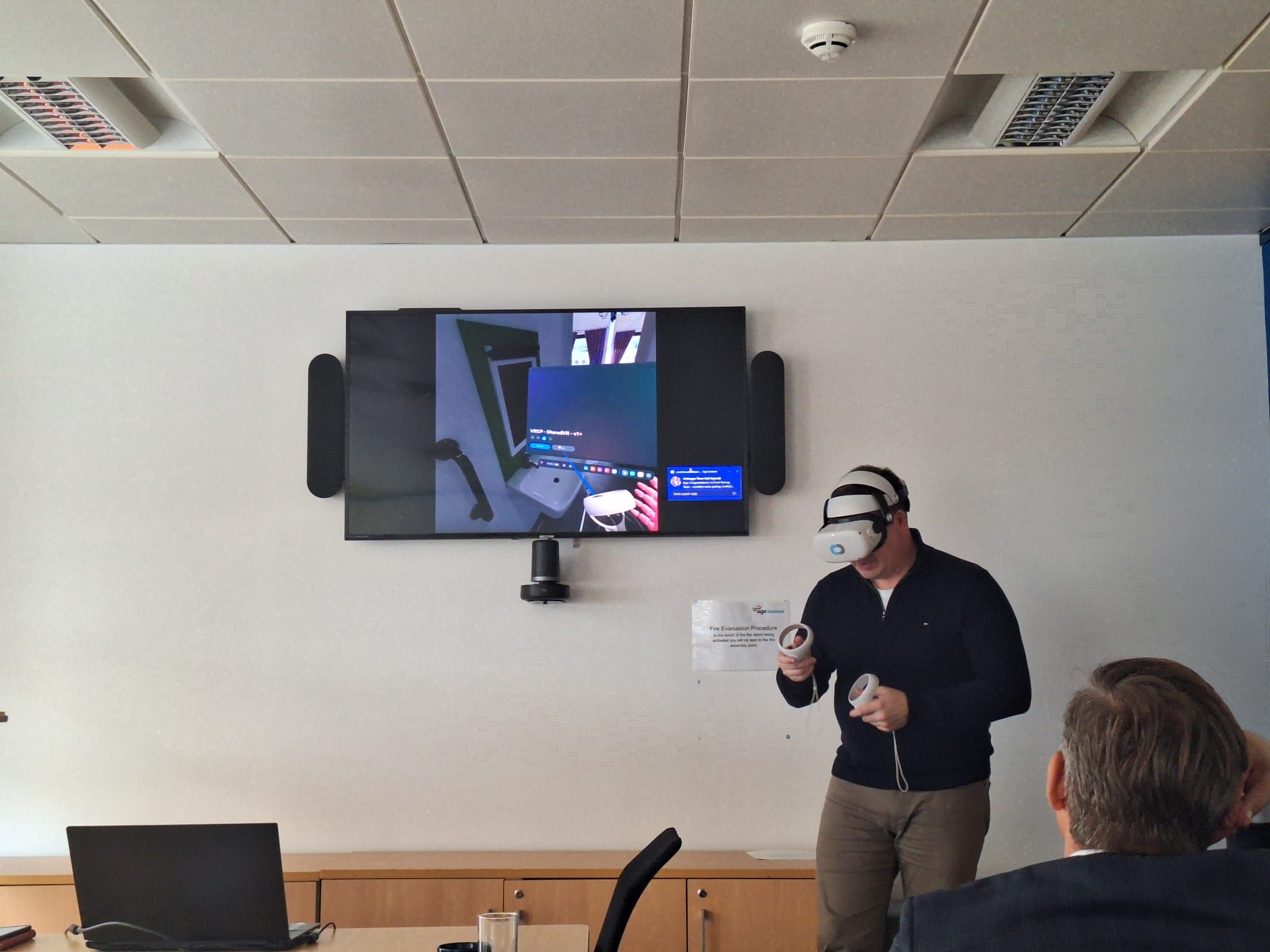 In der Zentrale von Age Scotland demonstriert Jonathan Park mit einer speziellen VR-Brille, wie sich Demenz auswirkt.