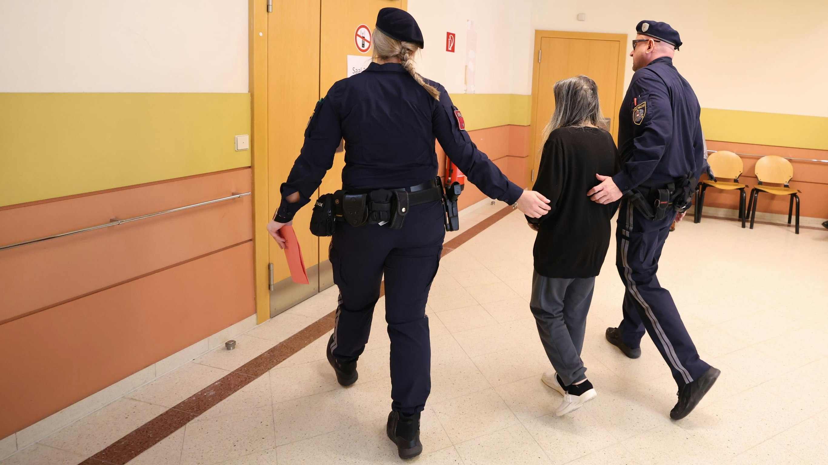 Die zierliche Frau soll unter dem Einfluss ihrer Krankheit ungeahnte Kräfte entwickelt haben