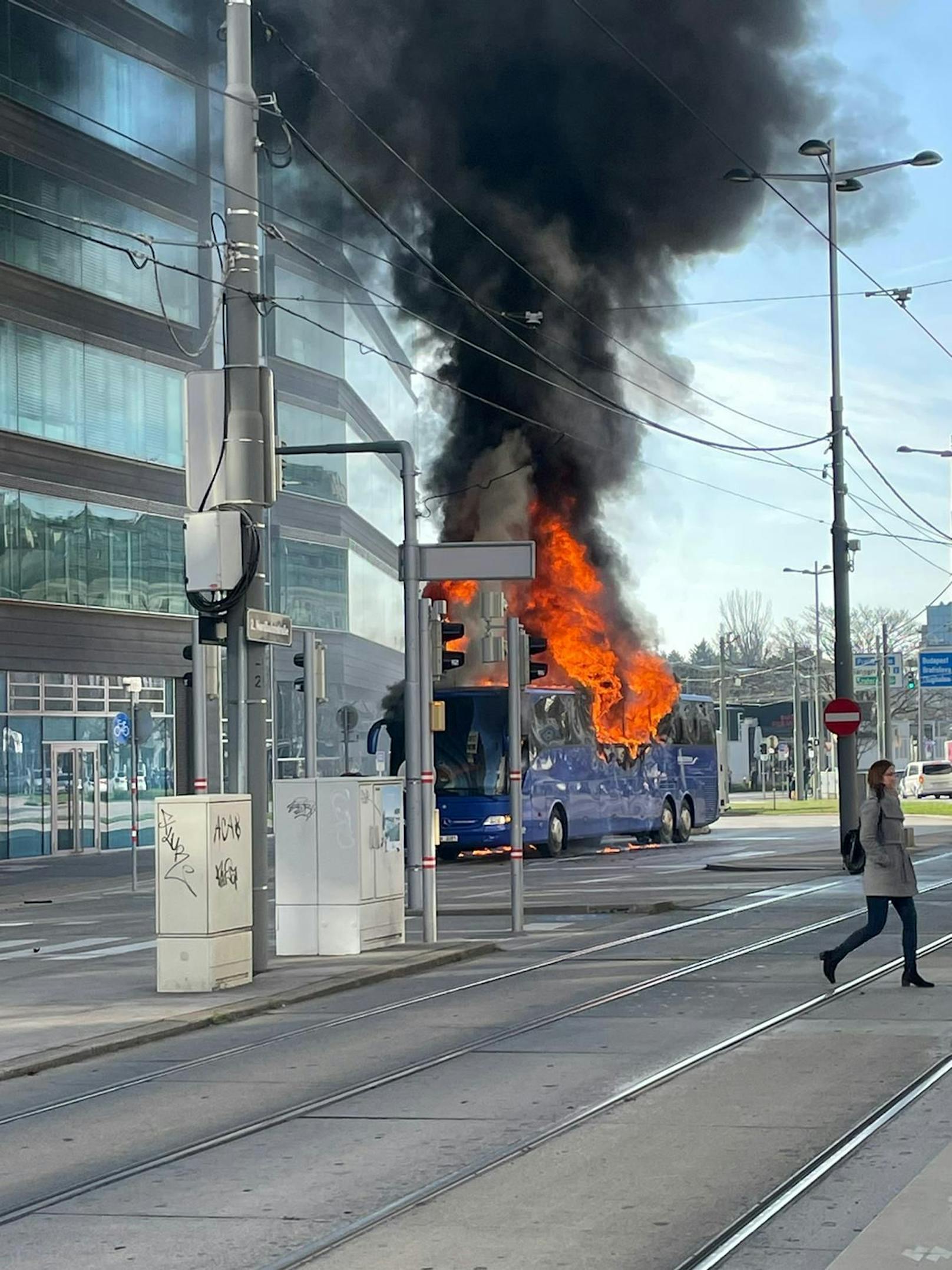 Brennender Bus am Praterstern. Mit insgesamt zwei Löschleitungen konnte das Feuer gelöscht werden.
