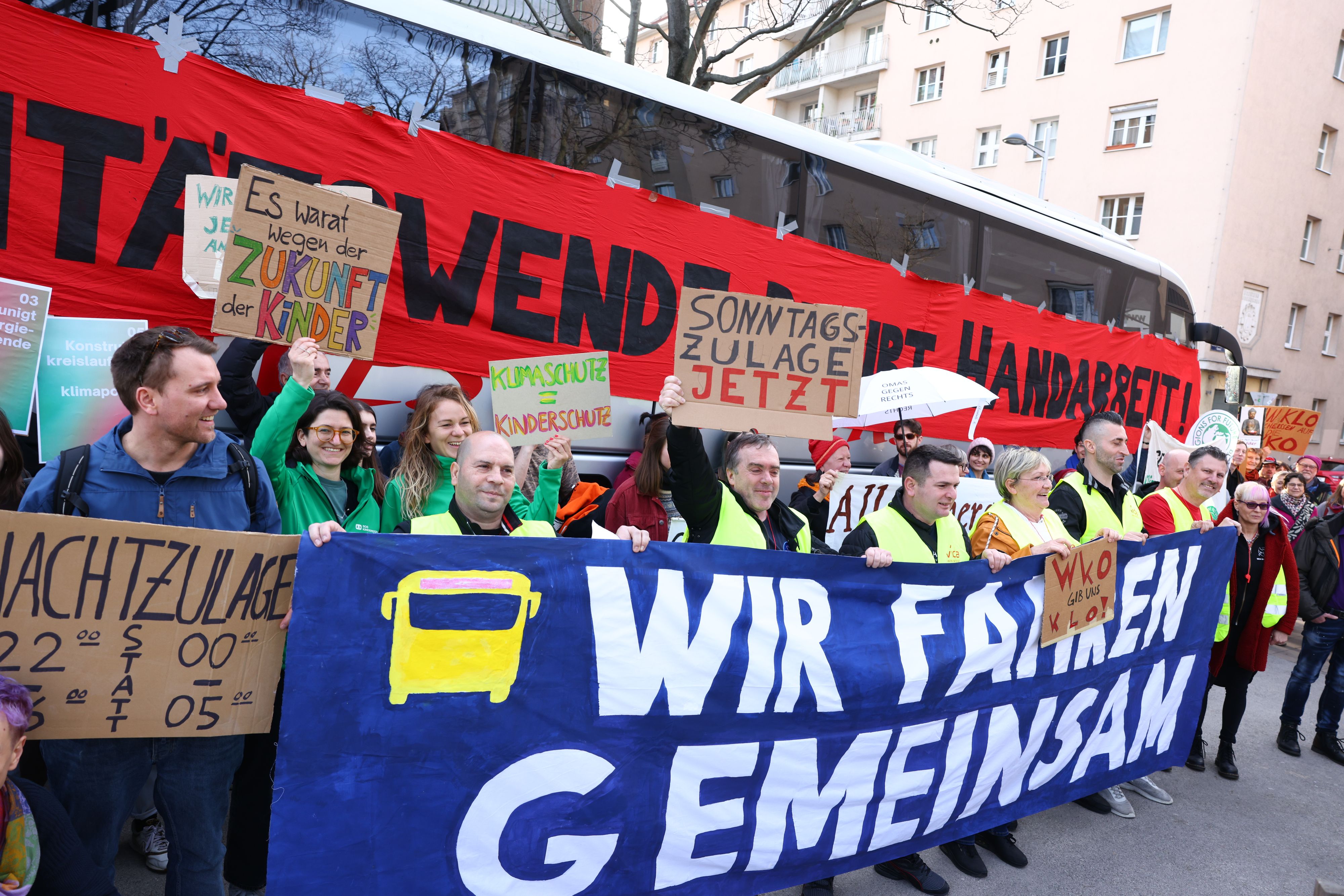 Fridays for Future und die Gewerkschaft vida demonstrieren unter dem Titel 