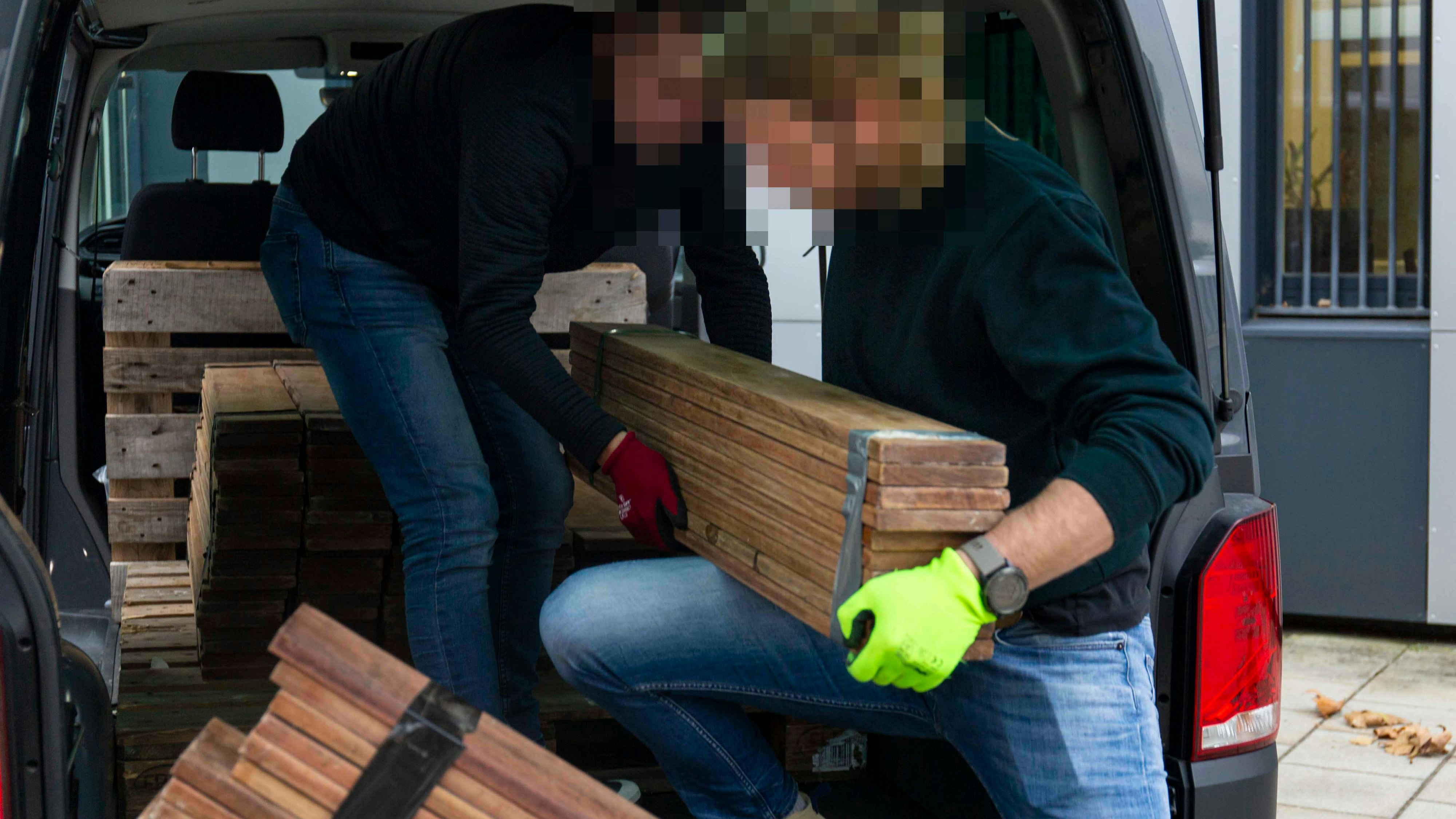 In ausgefrästen Teakholz-Brettern wurde das Kokain aus Kolumbien über Hamburg nach Österreich gebracht. In Summe sollen die 10 Verdächtigen (9 sind festgenommen) bis zu 800 kg Kokain ins Bundesgebiet geschmuggelt haben.