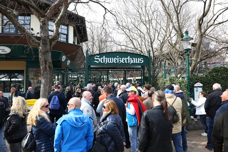 Bei der Eröffnung im Schweizerhaus war viel los.