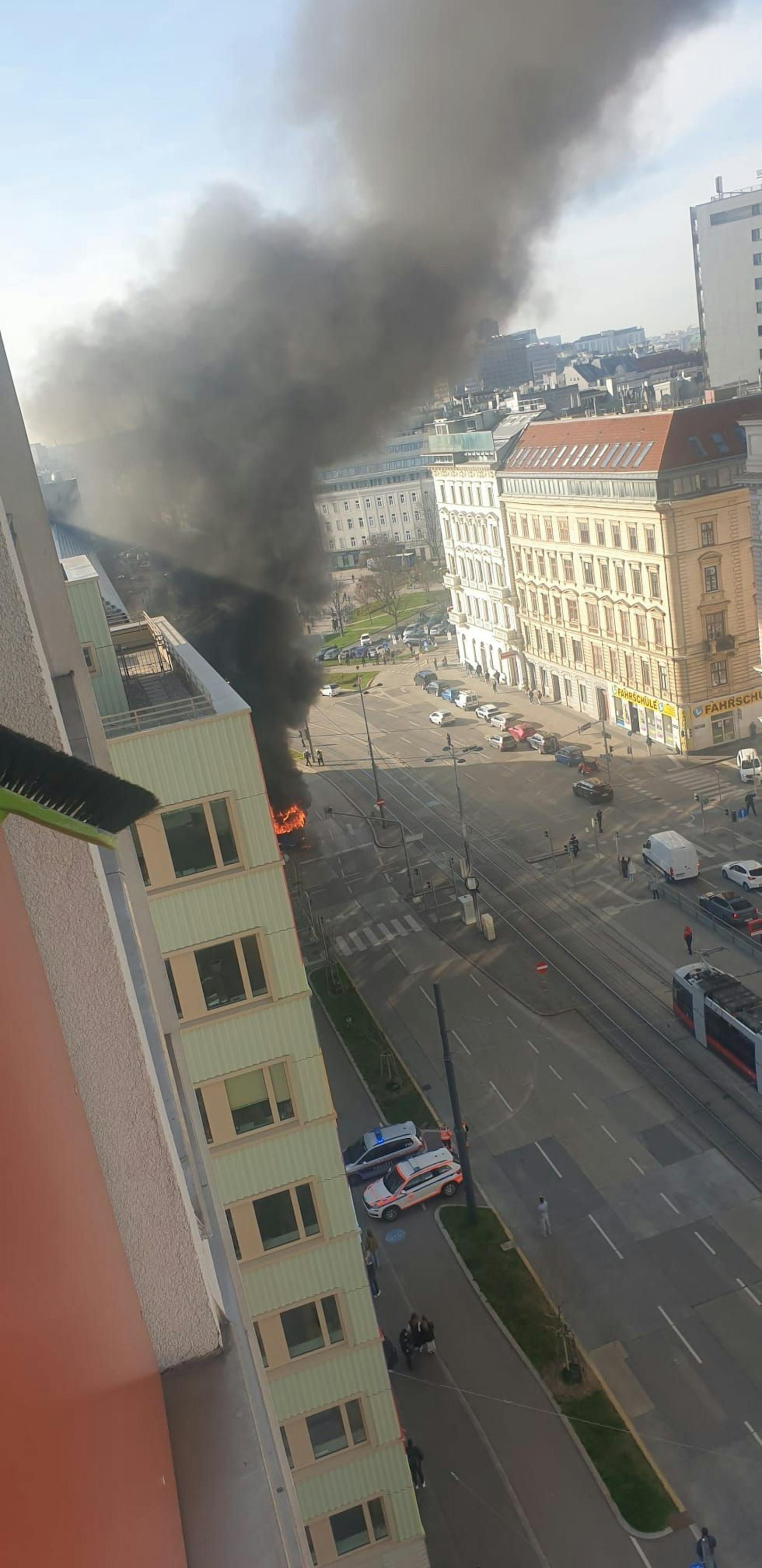 Brennender Bus am Praterstern. Mit insgesamt zwei Löschleitungen konnte das Feuer gelöscht werden.