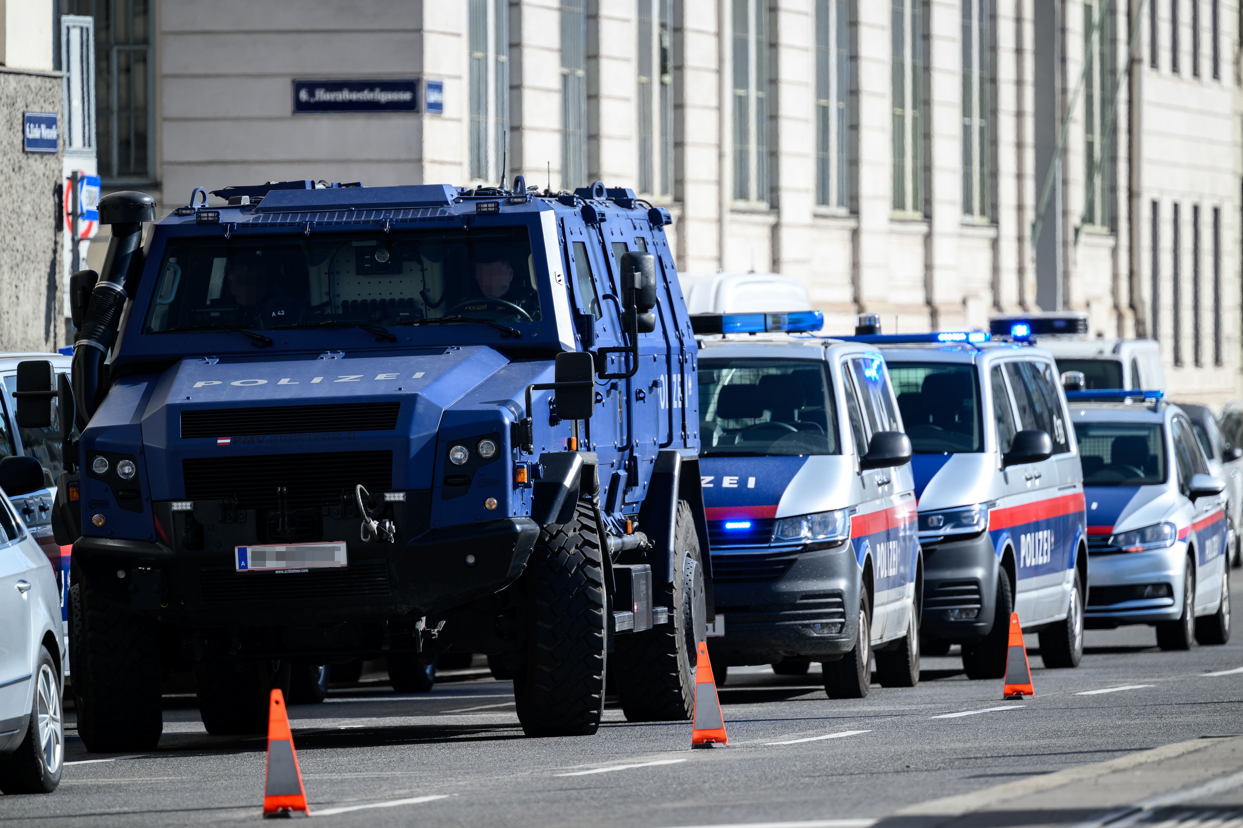 Archivfoto - Polizeieinsatz vor Wiener Schule.