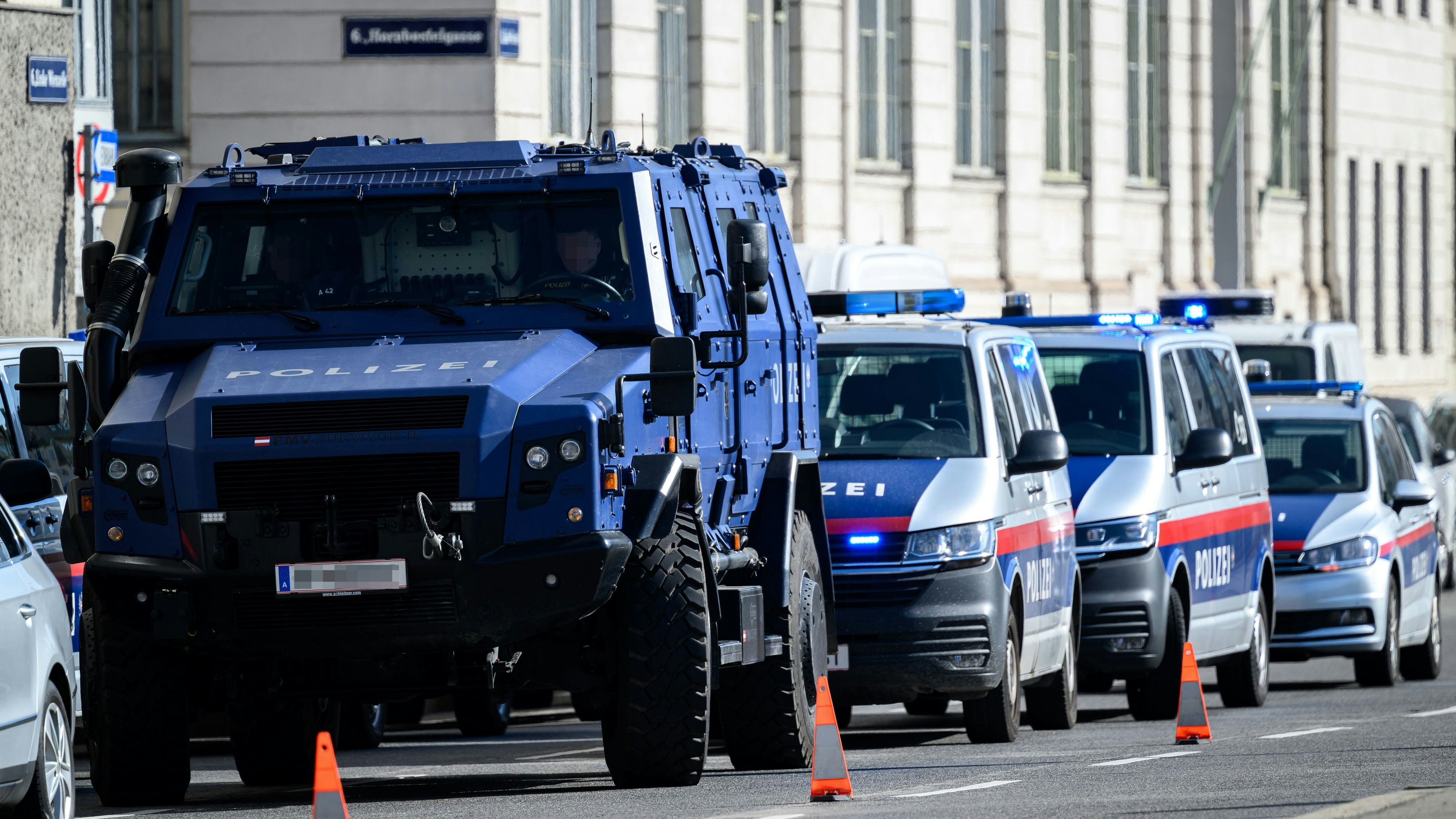 Archivfoto - Polizeieinsatz vor Wiener Schule
