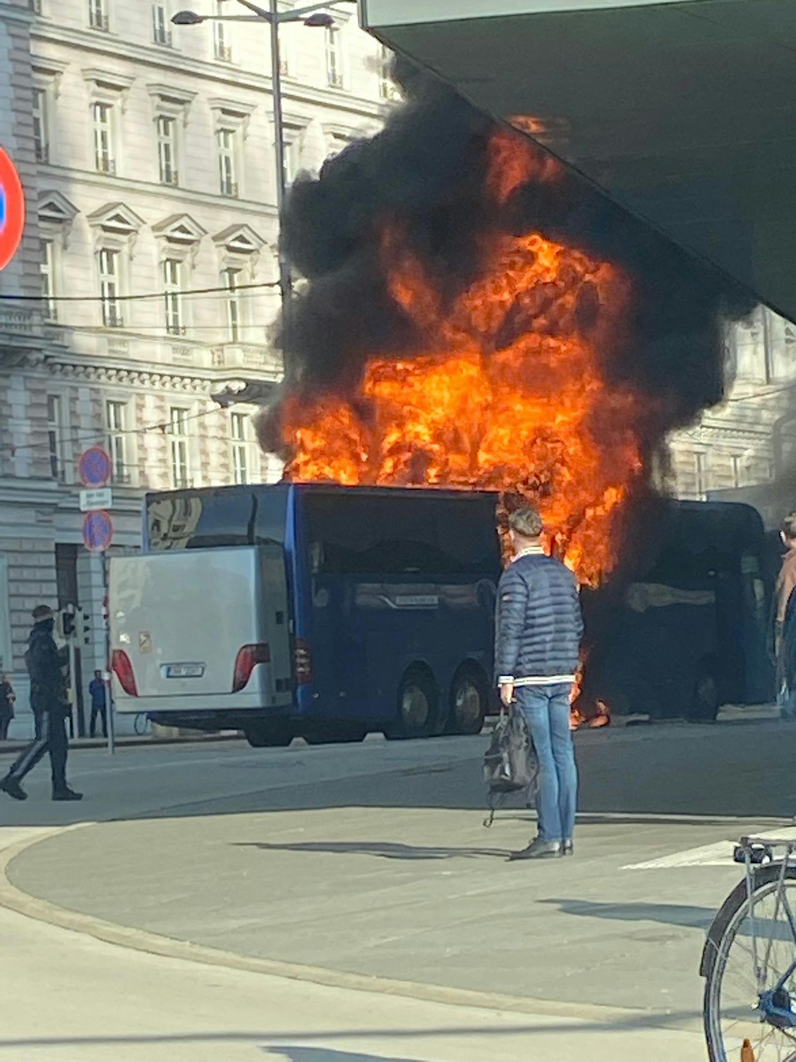 Brennender Bus am Praterstern. Mit insgesamt zwei Löschleitungen konnte das Feuer gelöscht werden.