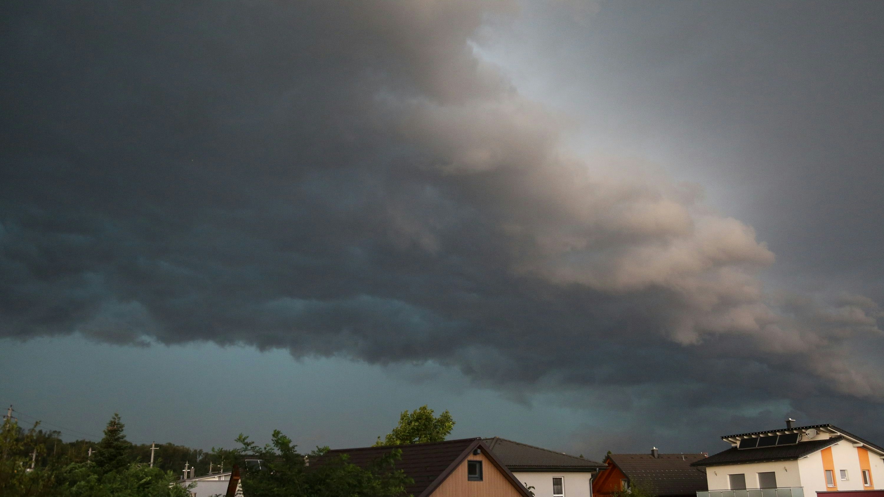 Heute.at - Kaltfront peitscht jetzt Gewitter nach Österreich