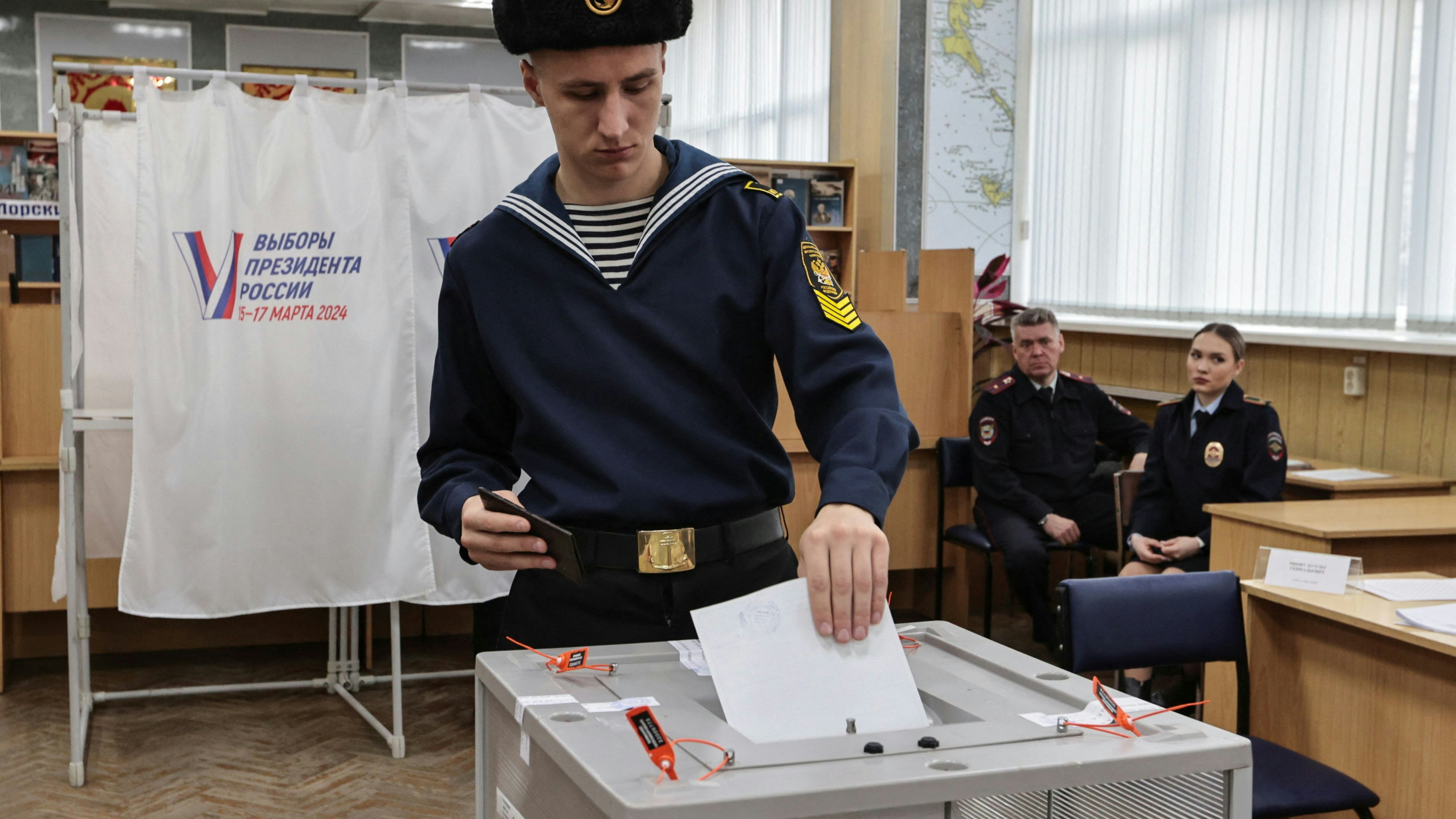 A cadet of the Maritime State University named after admiral Gennady Nevelskoy, votes in the presidential election in the far eastern city of Vladivostok, Russia, March 15, 2024. REUTERS/Tatiana Meel