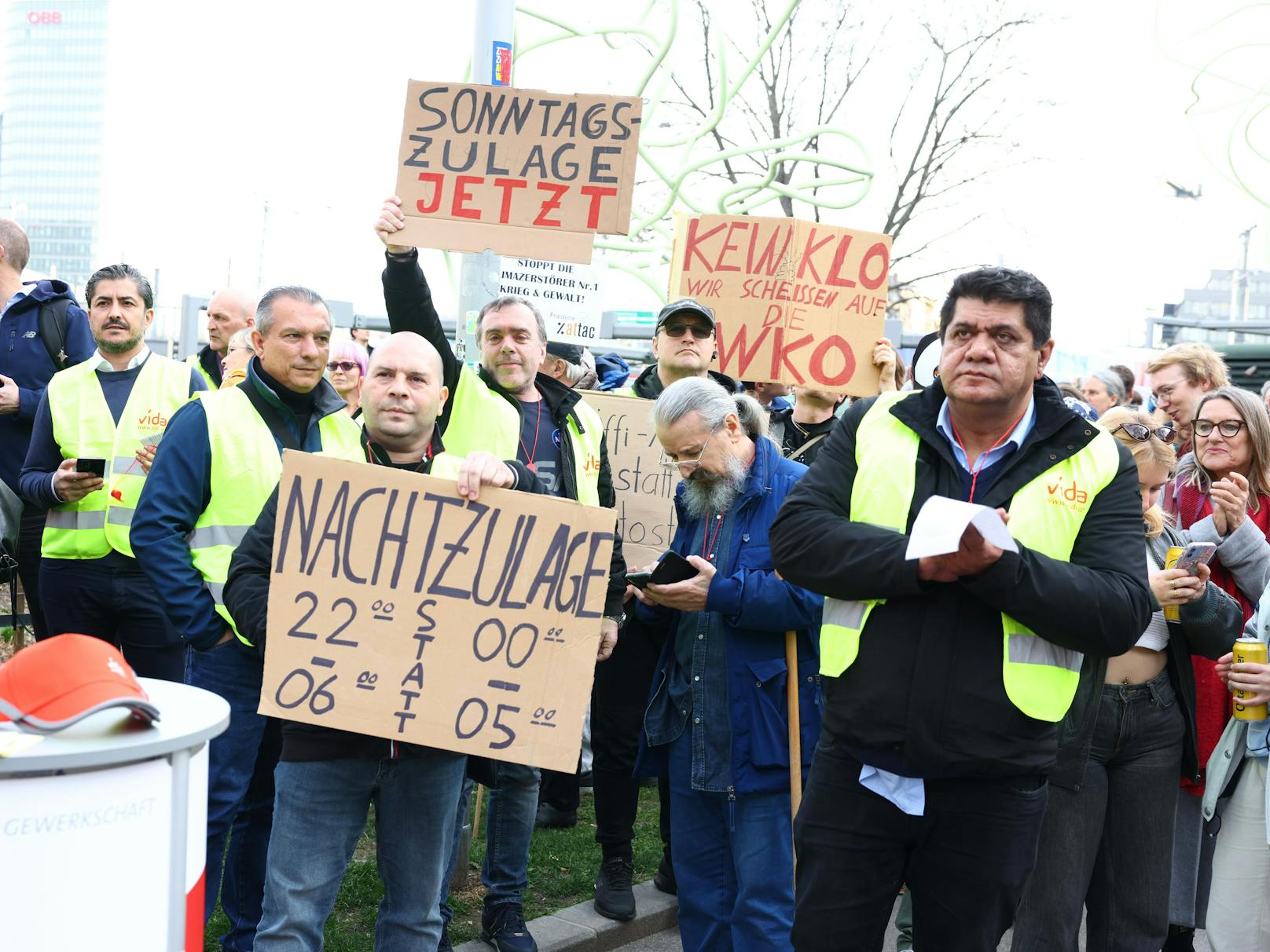 Rund 5.000 Lenkerinnen und Lenker werden in den kommenden fünf Jahren alleine in Wien benötigt. Viele haben die Branche wegen der schlechten Arbeitsbedingungen verlassen.