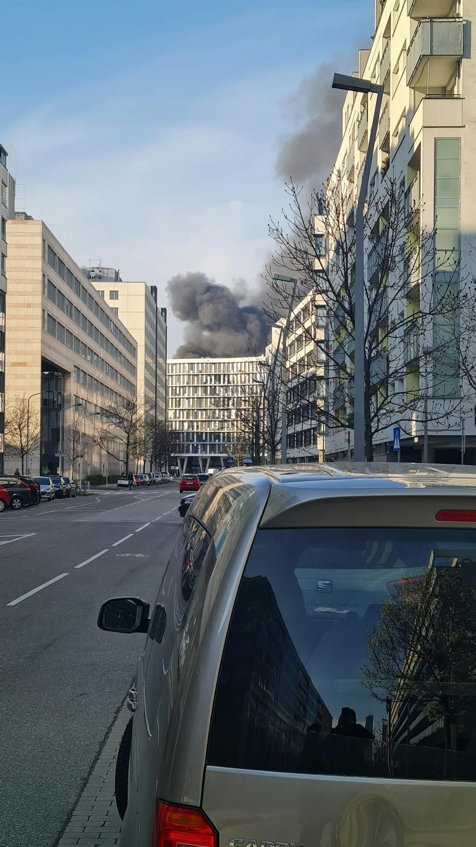 Brennender Bus am Praterstern. Mit insgesamt zwei Löschleitungen konnte das Feuer gelöscht werden.