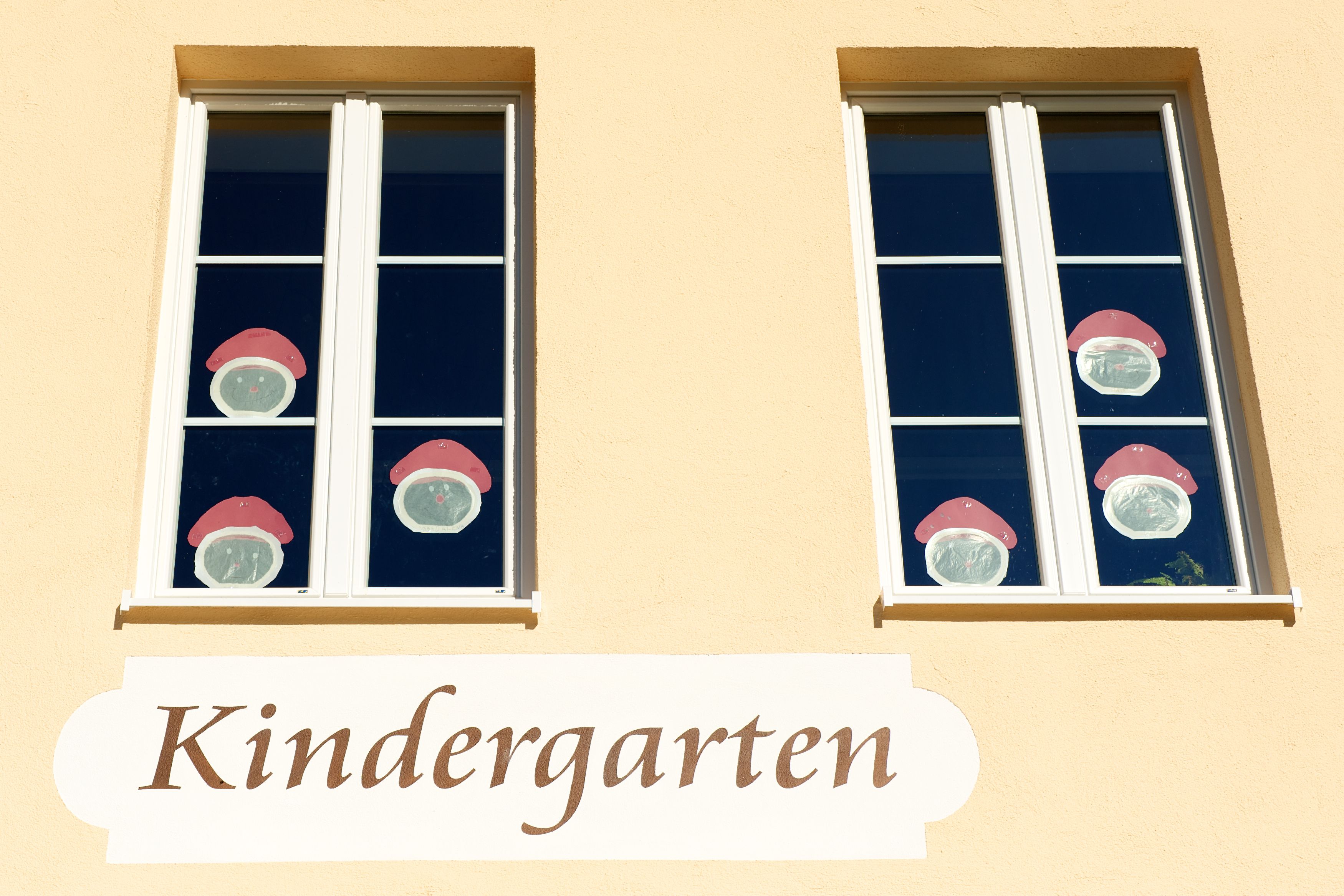 Der Ast krachte durch das Fenster eines Kindergarten. (Symbolbild)