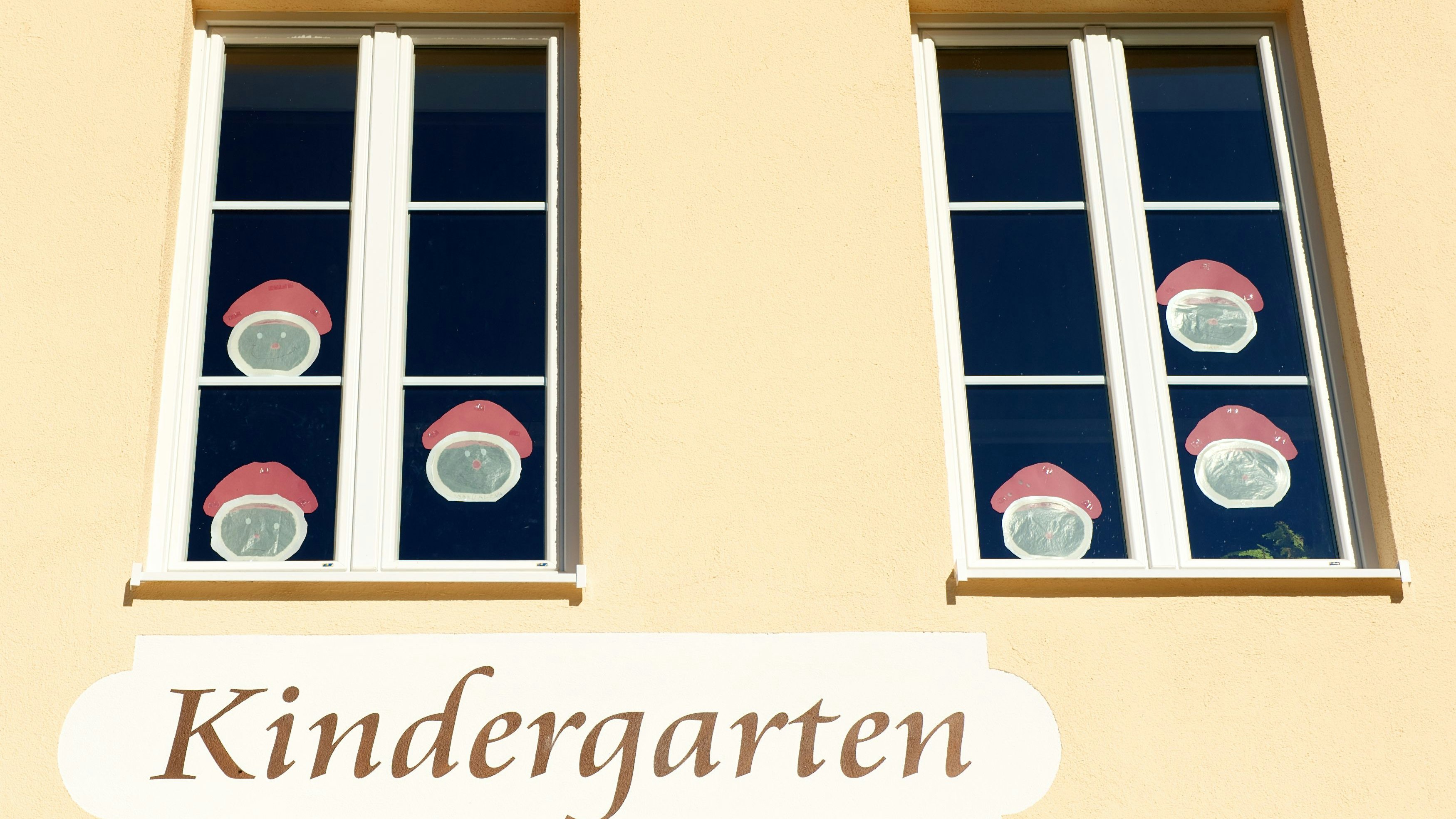 Heute.at - Ast kracht in Kindergarten – ein Kind verletzt