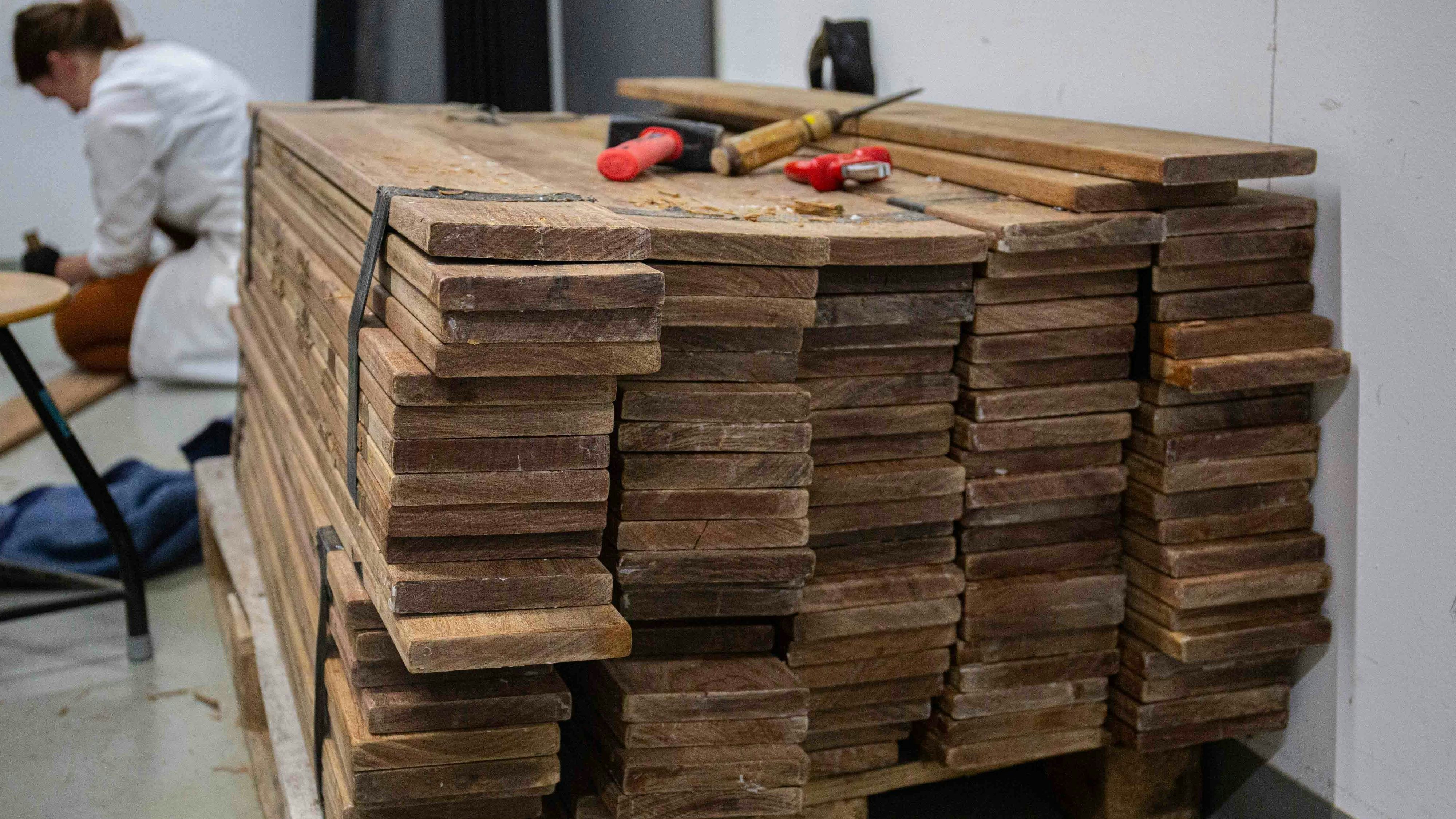 In ausgefrästen Teakholz-Brettern wurde das Kokain aus Kolumbien über Hamburg nach Österreich gebracht. In Summe sollen die 10 Verdächtigen (9 sind festgenommen) bis zu 800 kg Kokain ins Bundesgebiet geschmuggelt haben.