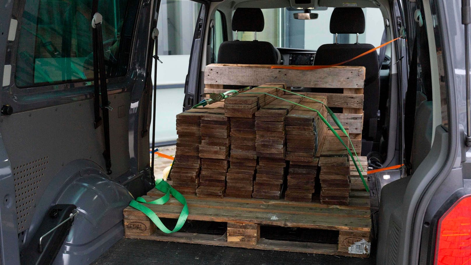 In ausgefrästen Teakholz-Brettern wurde das Kokain aus Bolivien über Hamburg nach Österreich gebracht.