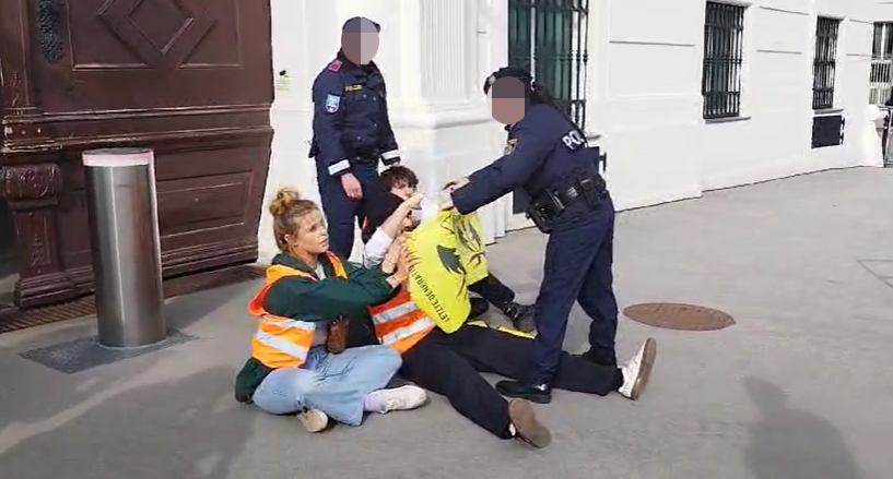 Drei Aktivisten setzten sich vor das Bundeskanzleramt in Wien.