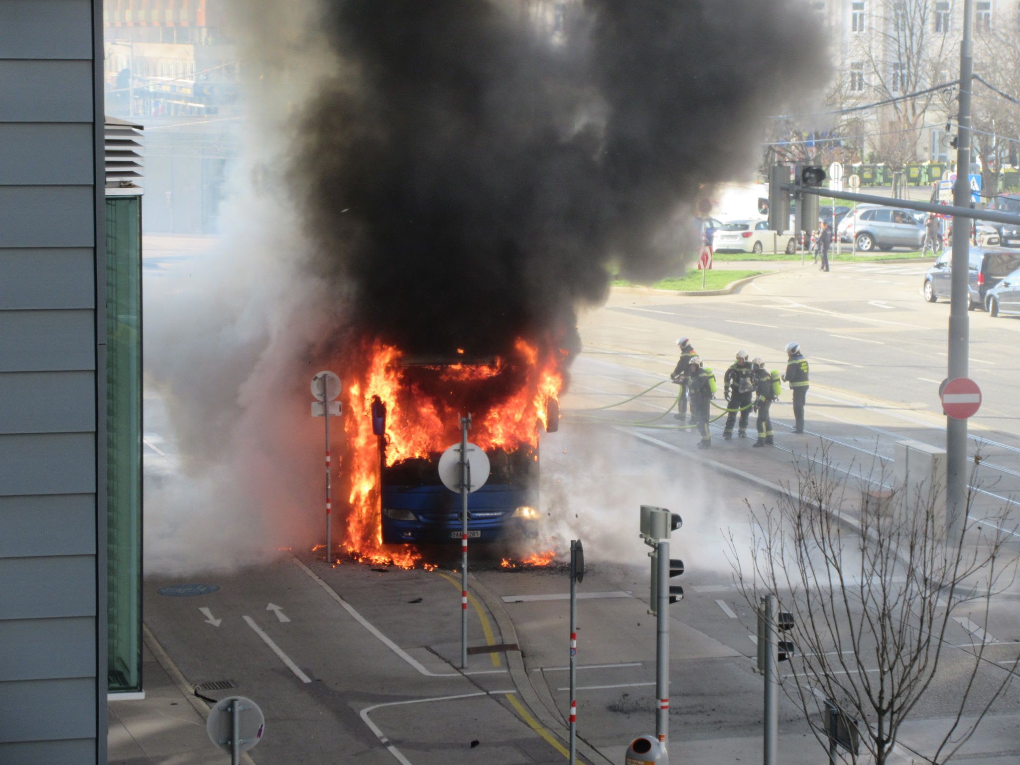 Ein Reisebus brannte lichterloh. Die Berufsfeuerwehr reagierte schnell.