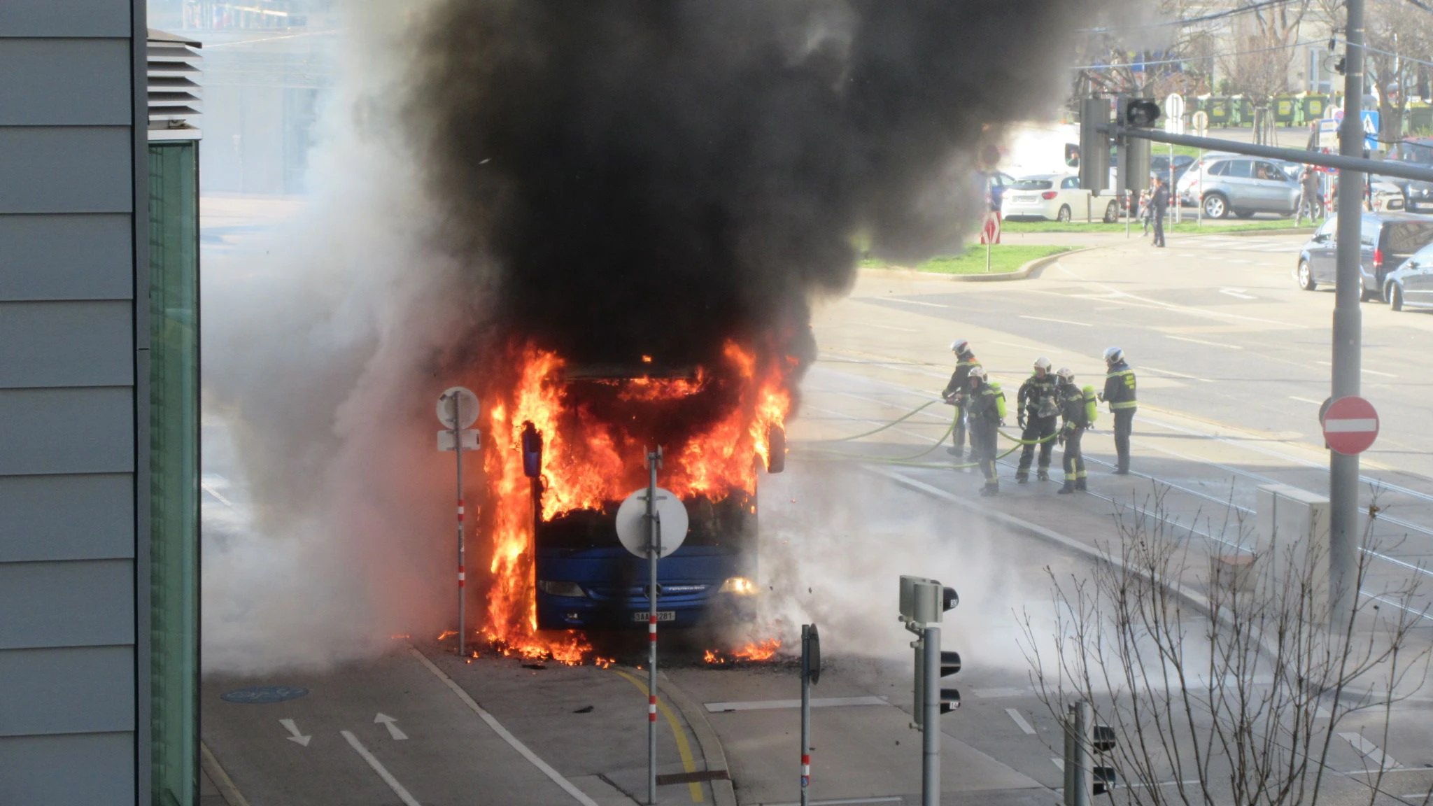 Ein Reisebus brannte lichterloh. Die Berufsfeuerwehr reagierte schnell.