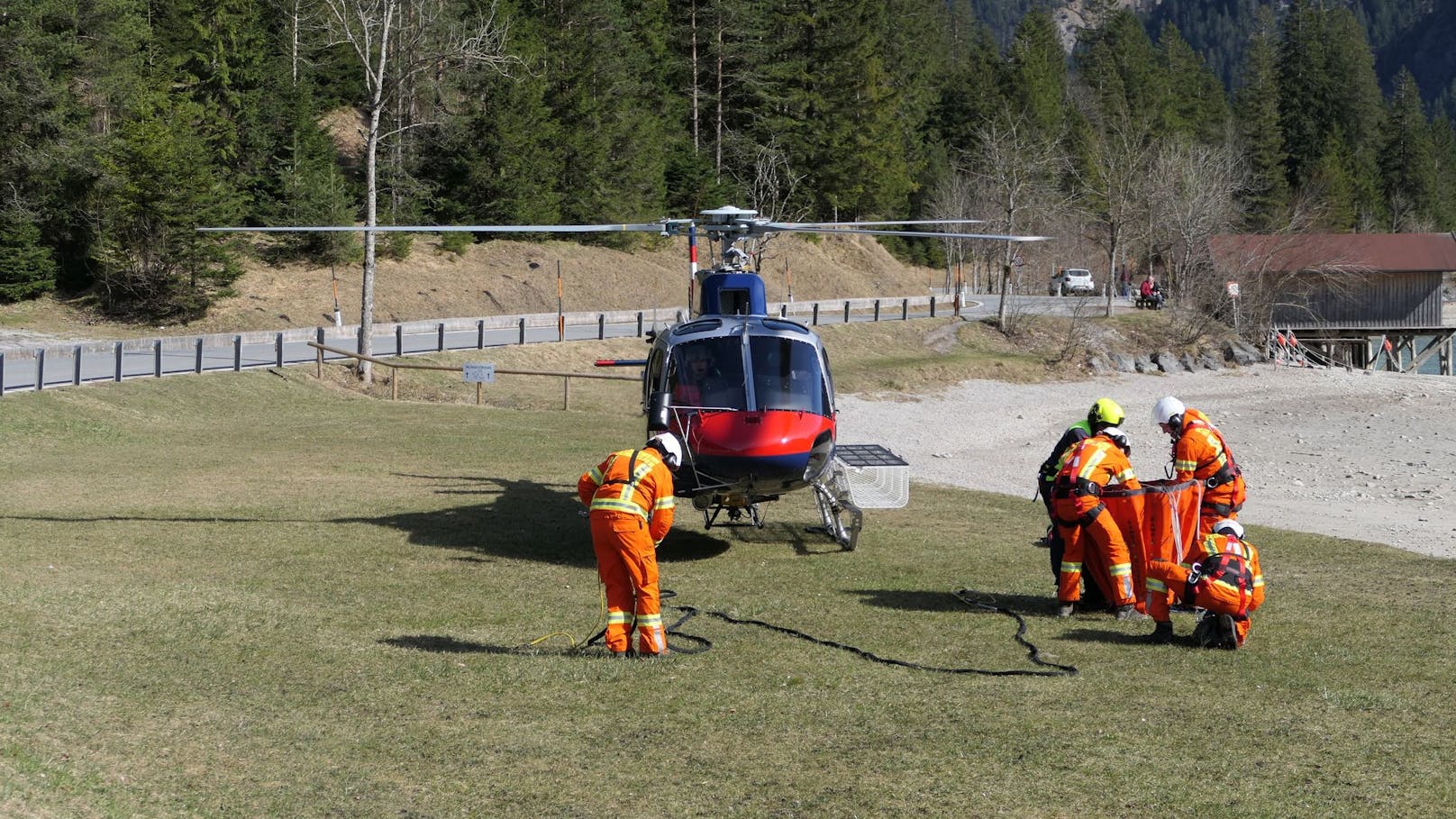 Die Brände waren teilweise in unwegsames Gelände vorgedrungen, wodurch die Löscharbeiten für die Feuerwehrkräfte sehr erschwert und wegen Steinschlaggefahr zeitweise eingestellt werden mussten.