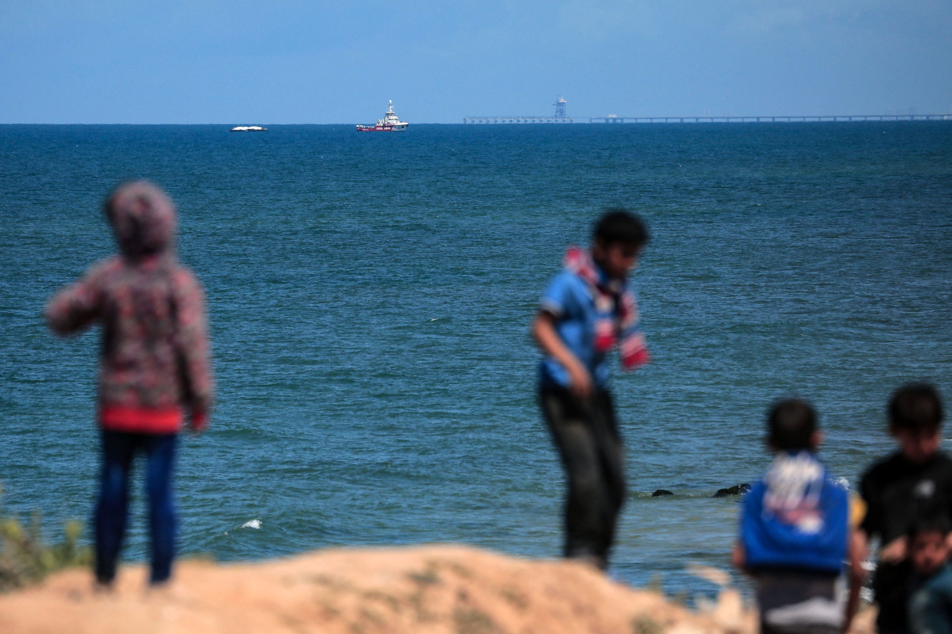 Palästinensische Kinder versammeln sich am Strand, als sich das Schiff Open Arms der Küste von Gaza-Stadt nähert. 