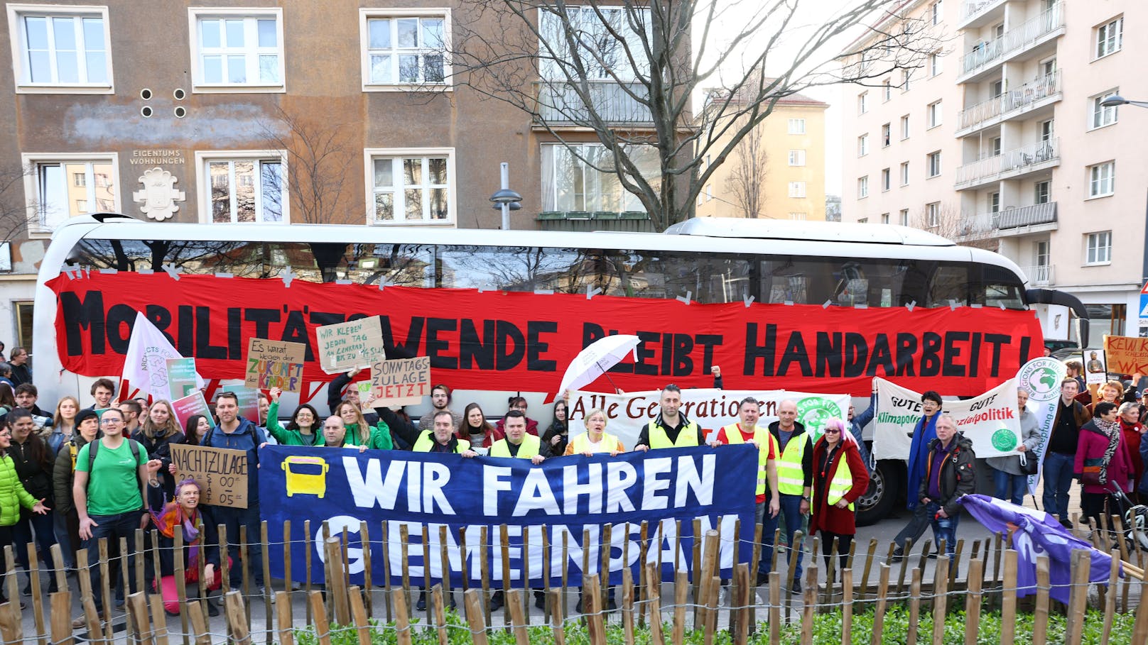 In einer ungewöhnlichen Allianz gehen am Freitag, dem 15. März 2024, österreichweit Tausende Klimaaktivisten von "Fridays for Future" sowie "System Change, not Climate Change" gemeinsam mit der Gewerkschaft vida auf die Straße.