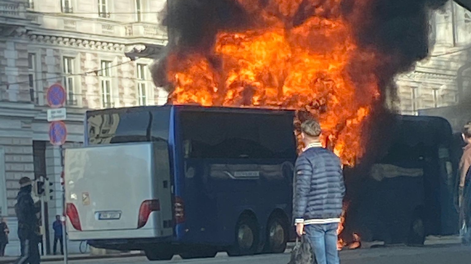 Bus in Flammen. Praterstern.
