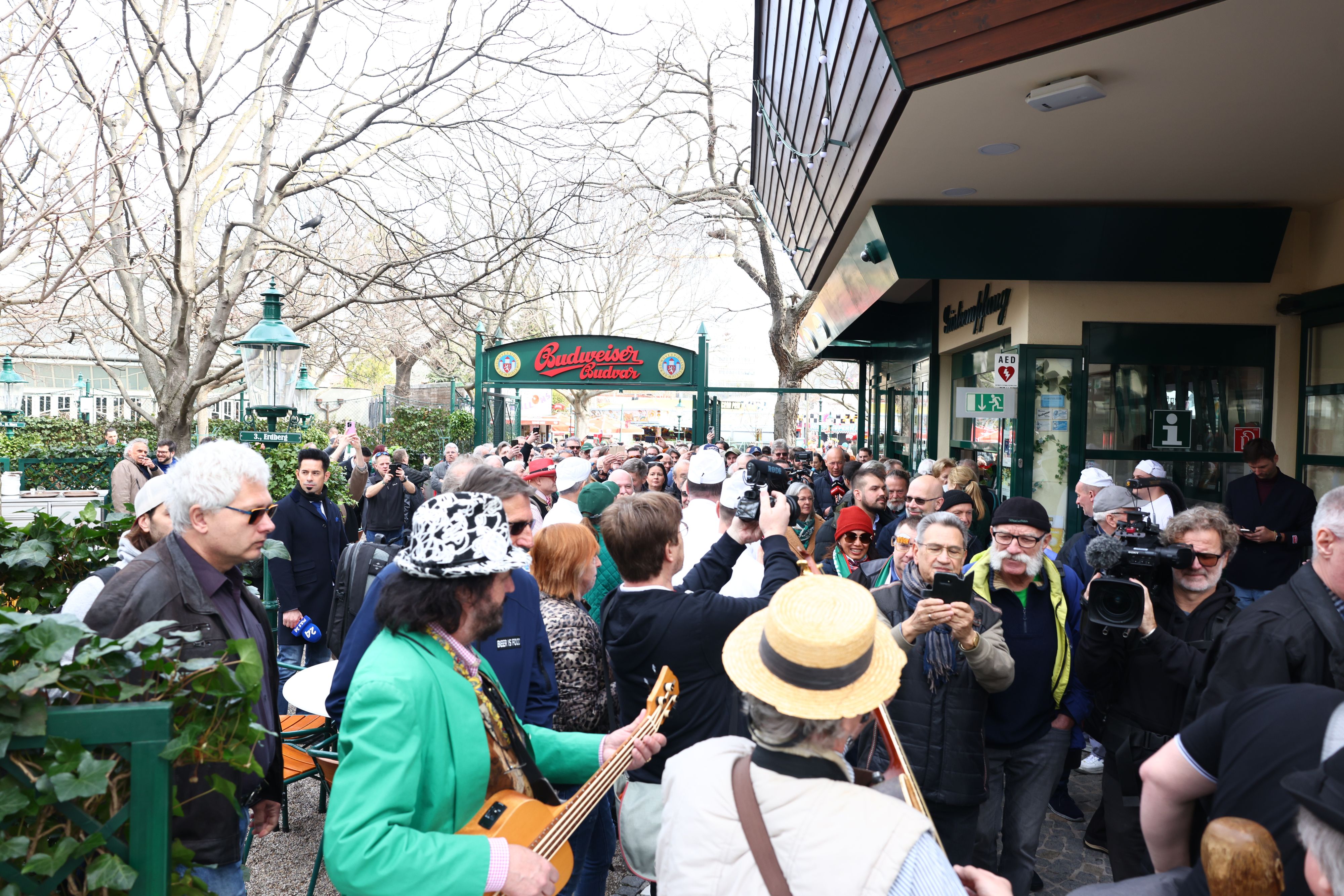 Unzählige Leute warteten am Freitag gespannt auf die Eröffnung vom Schweizerhaus.
