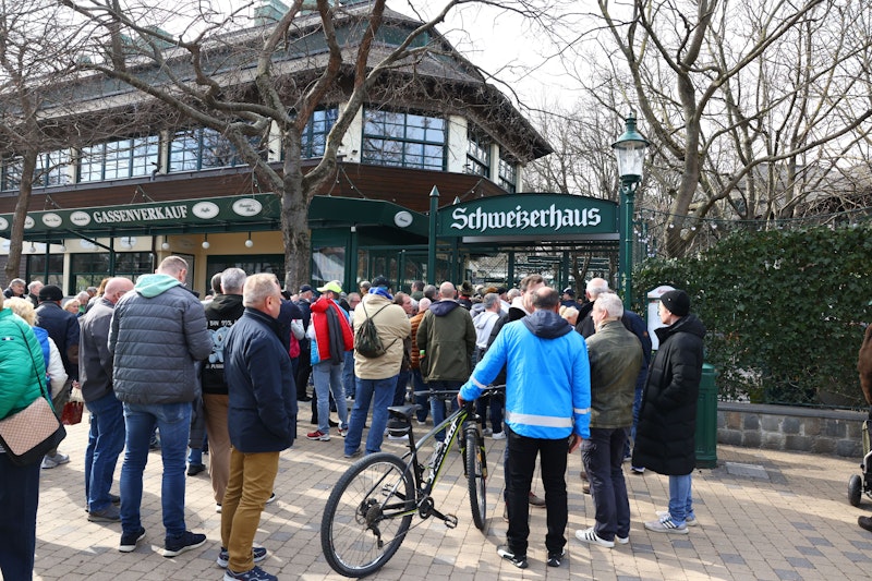 Bei der Eröffnung im Schweizerhaus war viel los.