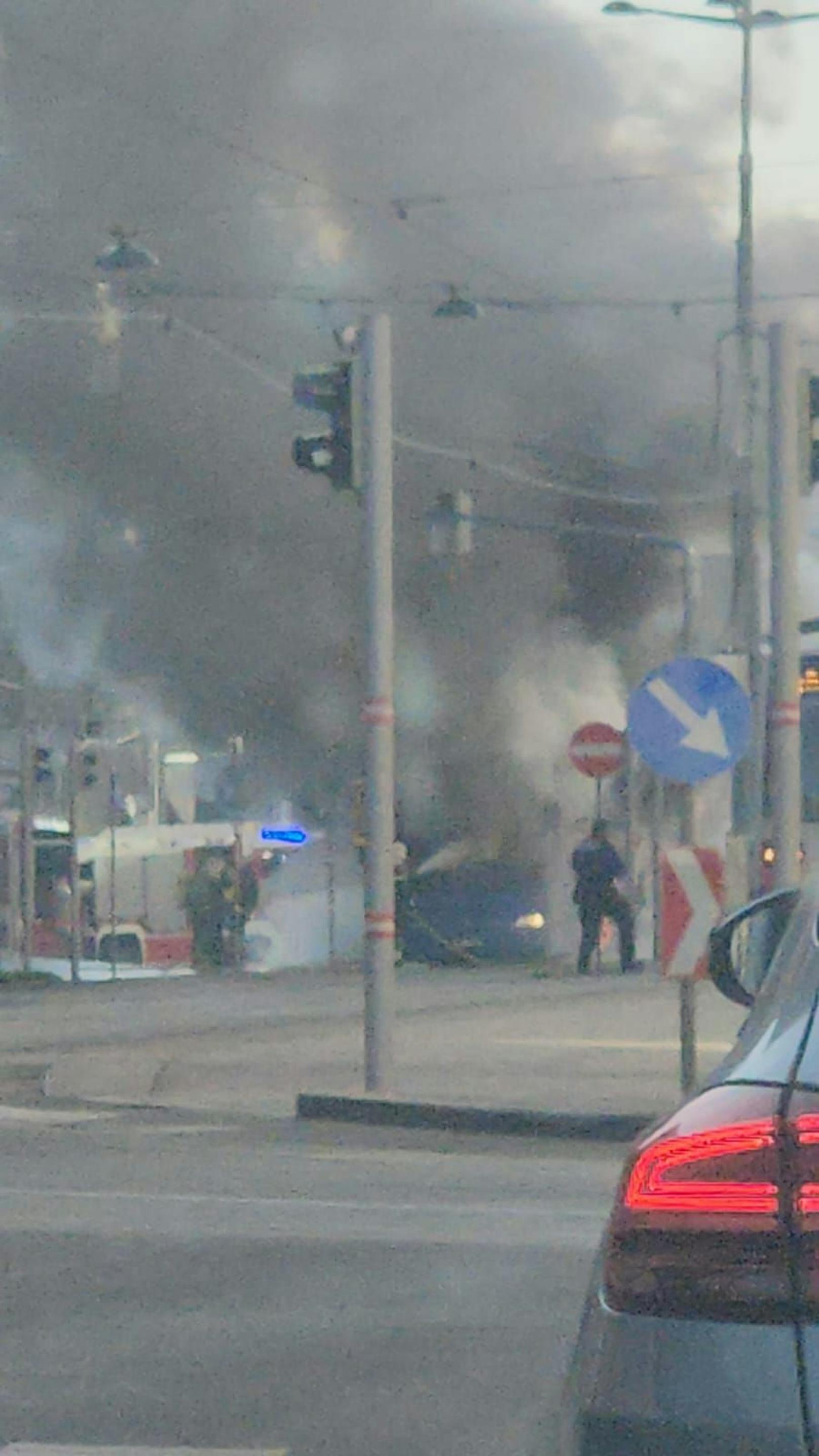 Brennender Bus am Praterstern. Mit insgesamt zwei Löschleitungen konnte das Feuer gelöscht werden.