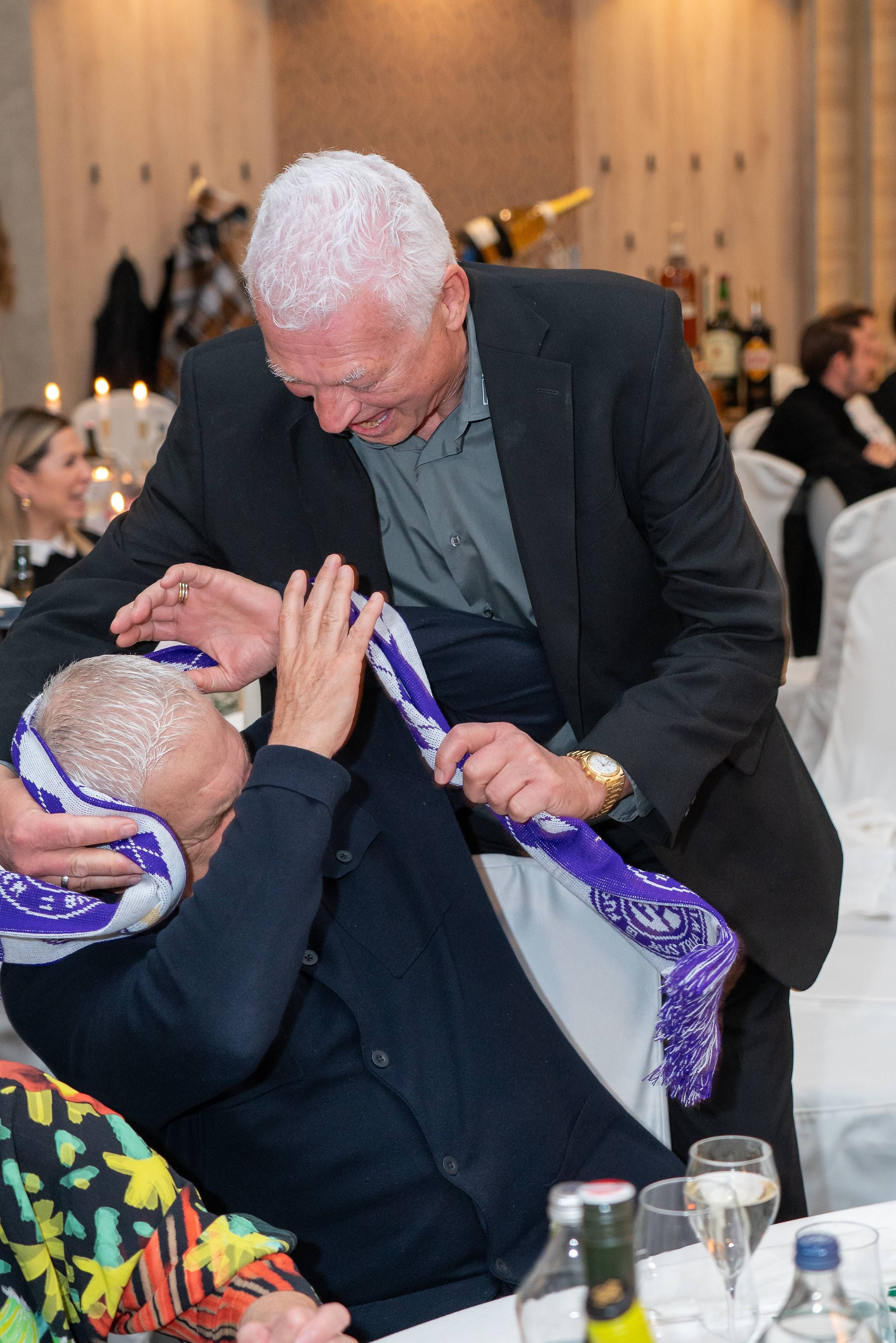 Toni Polster will Hans Krankl einen Austria-Fanschal umhängen