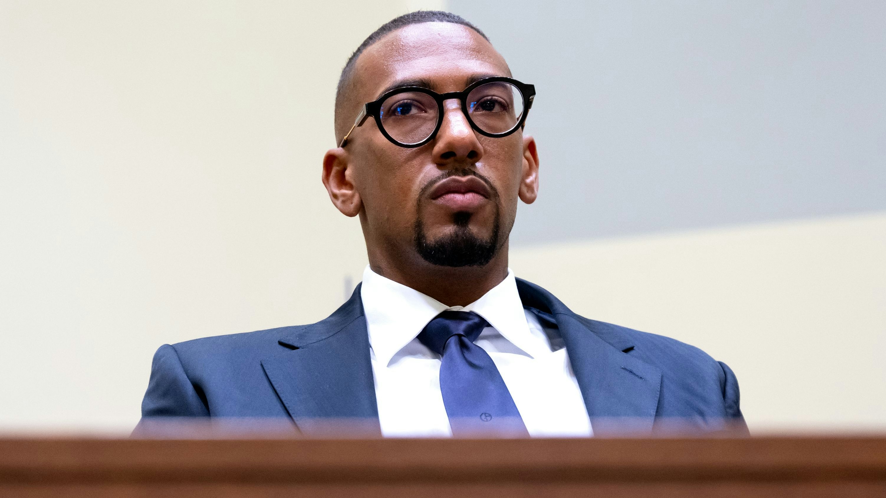 Download von www.picturedesk.com am 15.03.2024 (17:12).  02 November 2022, Bavaria, Munich: Professional soccer player and former national team player Jérôme Boateng arrives in the courtroom of the Munich I Regional Court at the beginning of the continuation in the appeal trial. Photo: Sven Hoppe/dpa - 20221102_PD10129 - Rechteinfo: Rights Managed (RM)