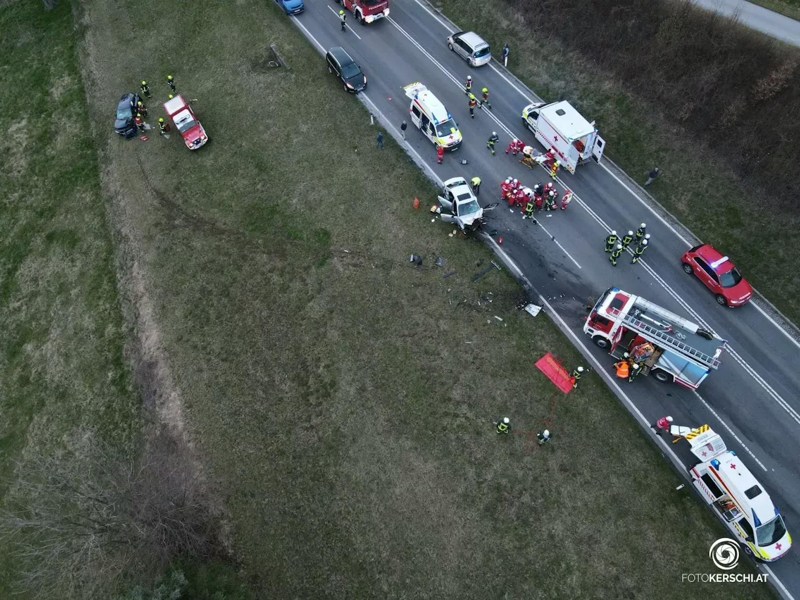 Trümmerfeld in Wanzenöd: Ein Crash forderte ein Todesopfer und drei Verletzte.