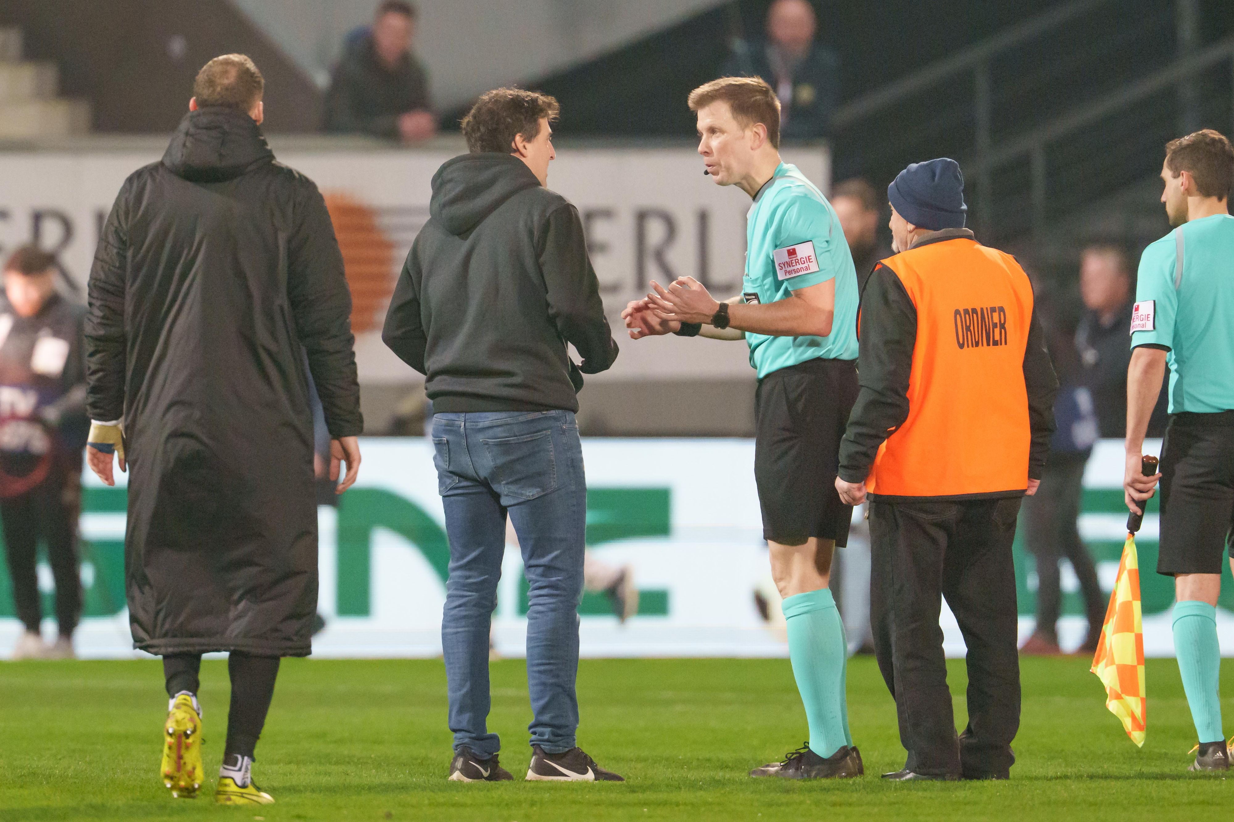 Altach-Coach Joachim Standfest und Schiedsrichter Markus Hameter.
