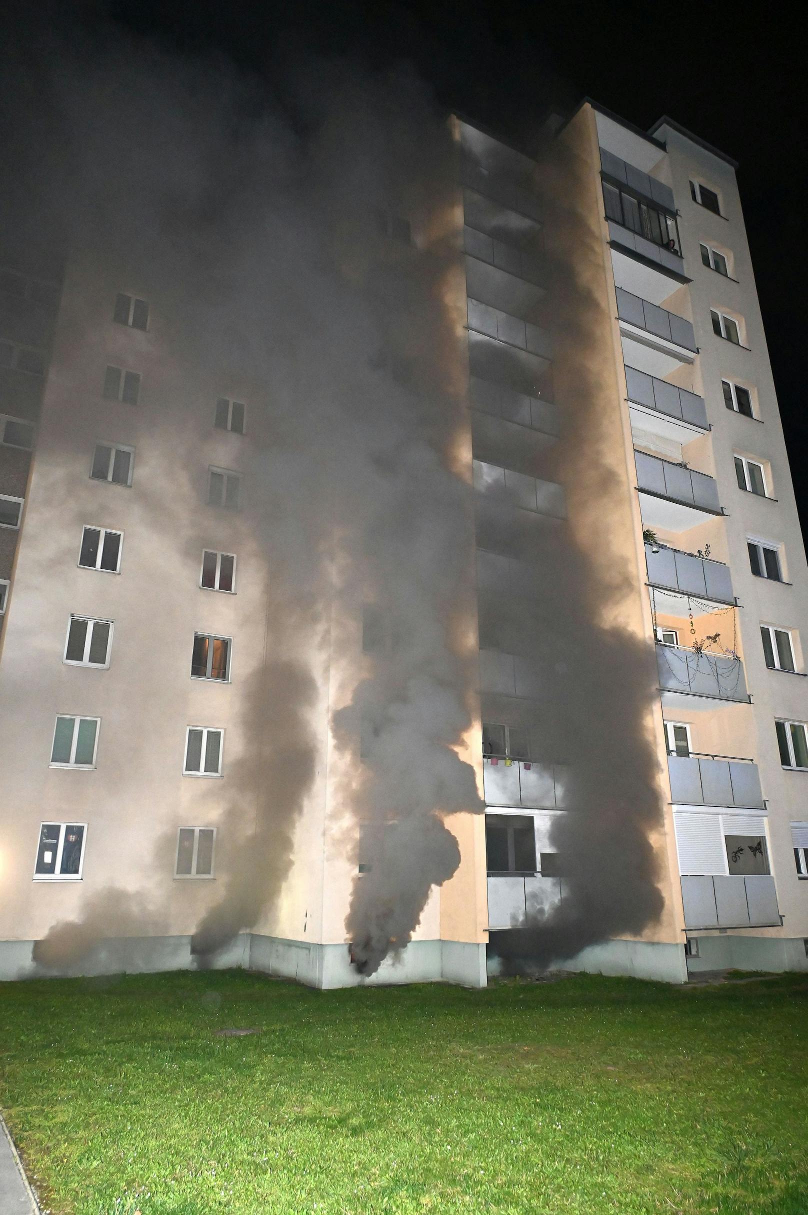 In der Nacht auf Samstag kam es in Wien-Simmering zu einem großen Feuerwehreinsatz. 