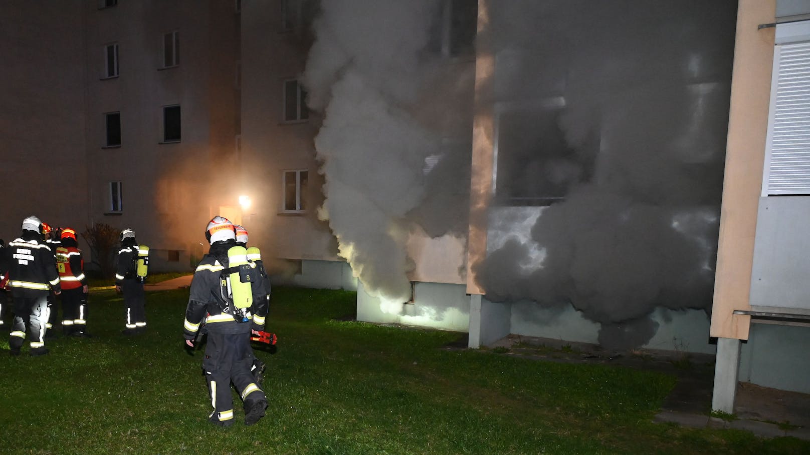 Flammeninferno in Wien – ganzes Wohnhaus evakuiert