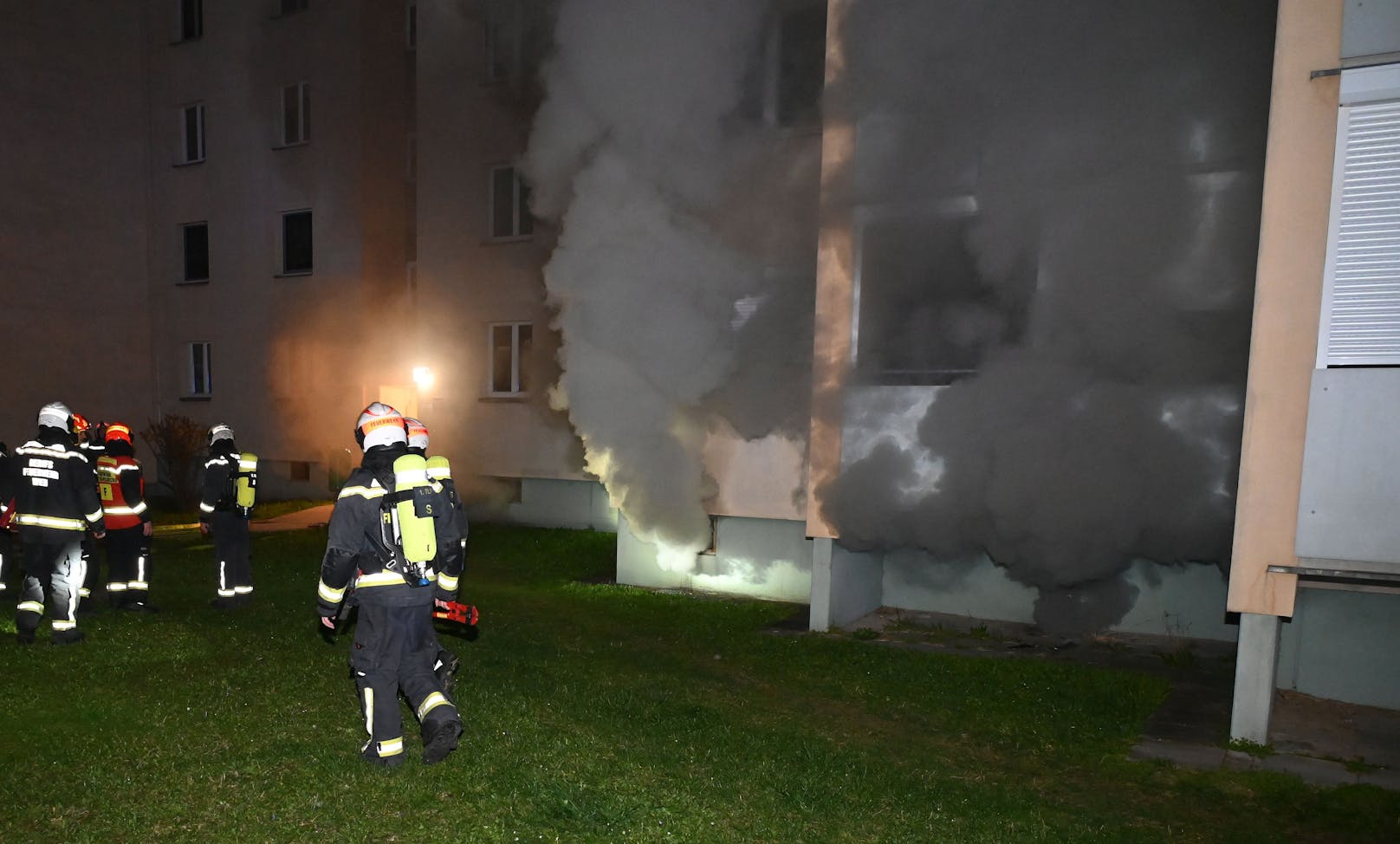 In der Nacht auf Samstag kam es in Wien-Simmering zu einem großen Feuerwehreinsatz. 