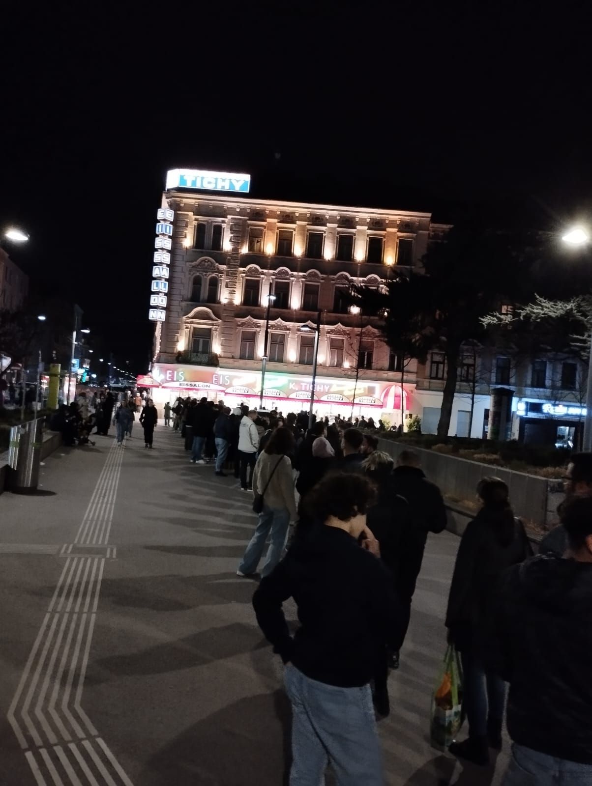 Die langen Wartezeiten schreckten Naschkatzen in Favoriten nicht davor ab, sich trotzdem anzustellen.