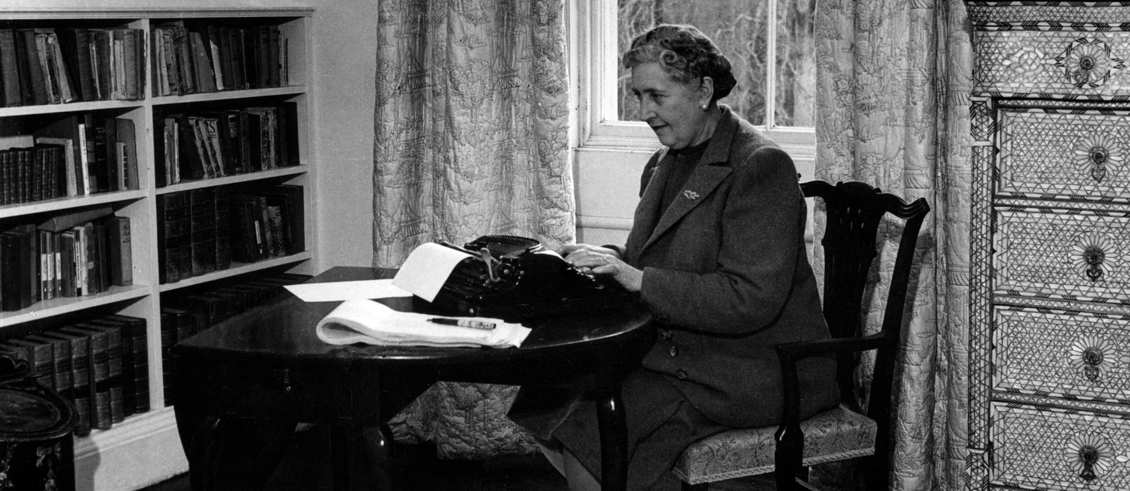 Agatha Christie bei der Arbeit in ihrem Haus in Devon im Jahr 1946. Zahlreiche Krimi-Experten halten die Werke von Josephine Tey jenen der "Lady of Crime" für überlegen.