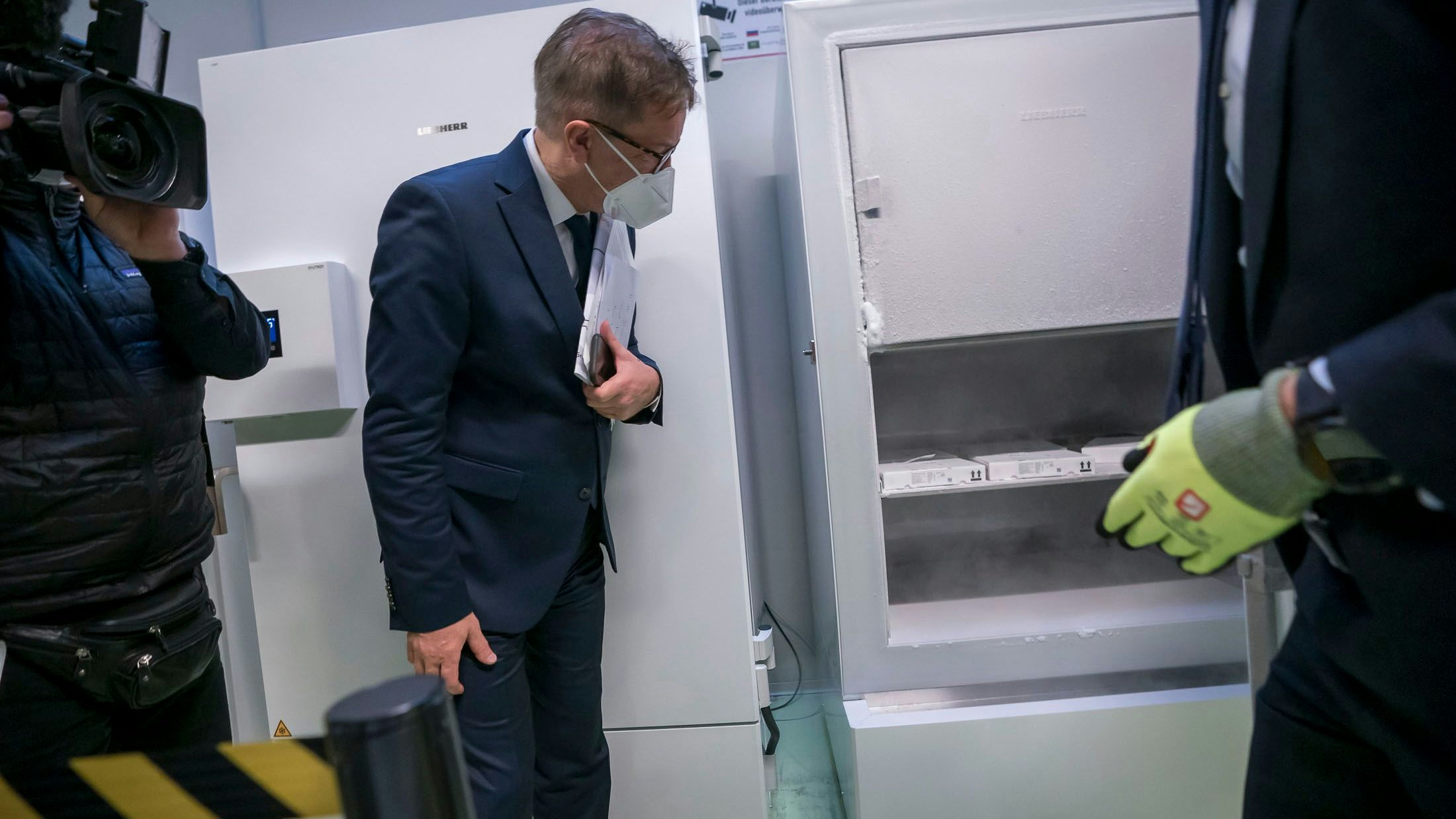 Gesundheitsminister Rudolf Anschober besichtigt das Lager des Impf-Großhändlers Herba Chemosan 