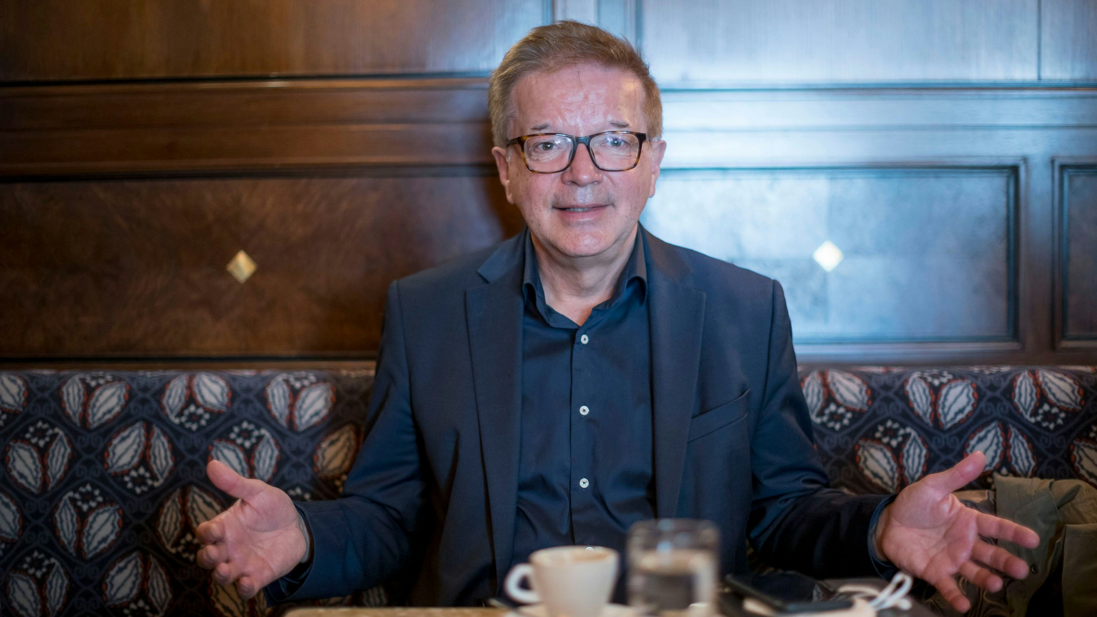 Interview mit dem ehemaligen Gesundheitsminister Rudolf Anschober im Wiener "Cafe Mozart" 2023